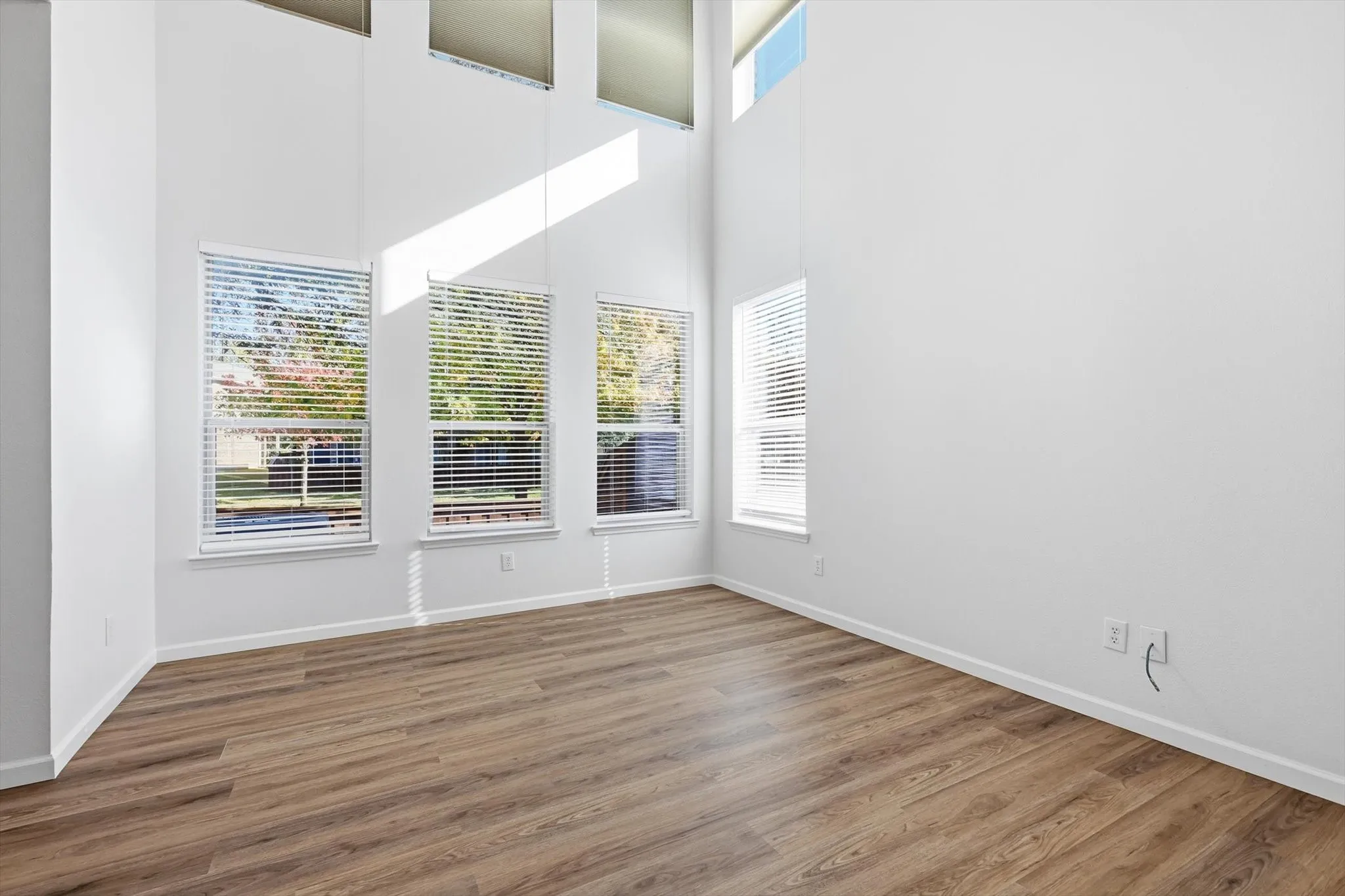 Townhouse For Sale in Dallas County , 2917 Saint Andrews Drive, Lewisville, Texas 75067, 3 Bedroom, 3 Bathroom, 2 Garage spaces, 1,860 Sqft, built in 2004, Preowned, mls#21130643, Real Estate Agent in Lewisville, Homes For Sale in Dallas county, Homes For Sale in Lewisville, Realtor in Lewisville Texas, Real Estate Brokerage Independent Realty Texas, Luminita Cordes Realtor