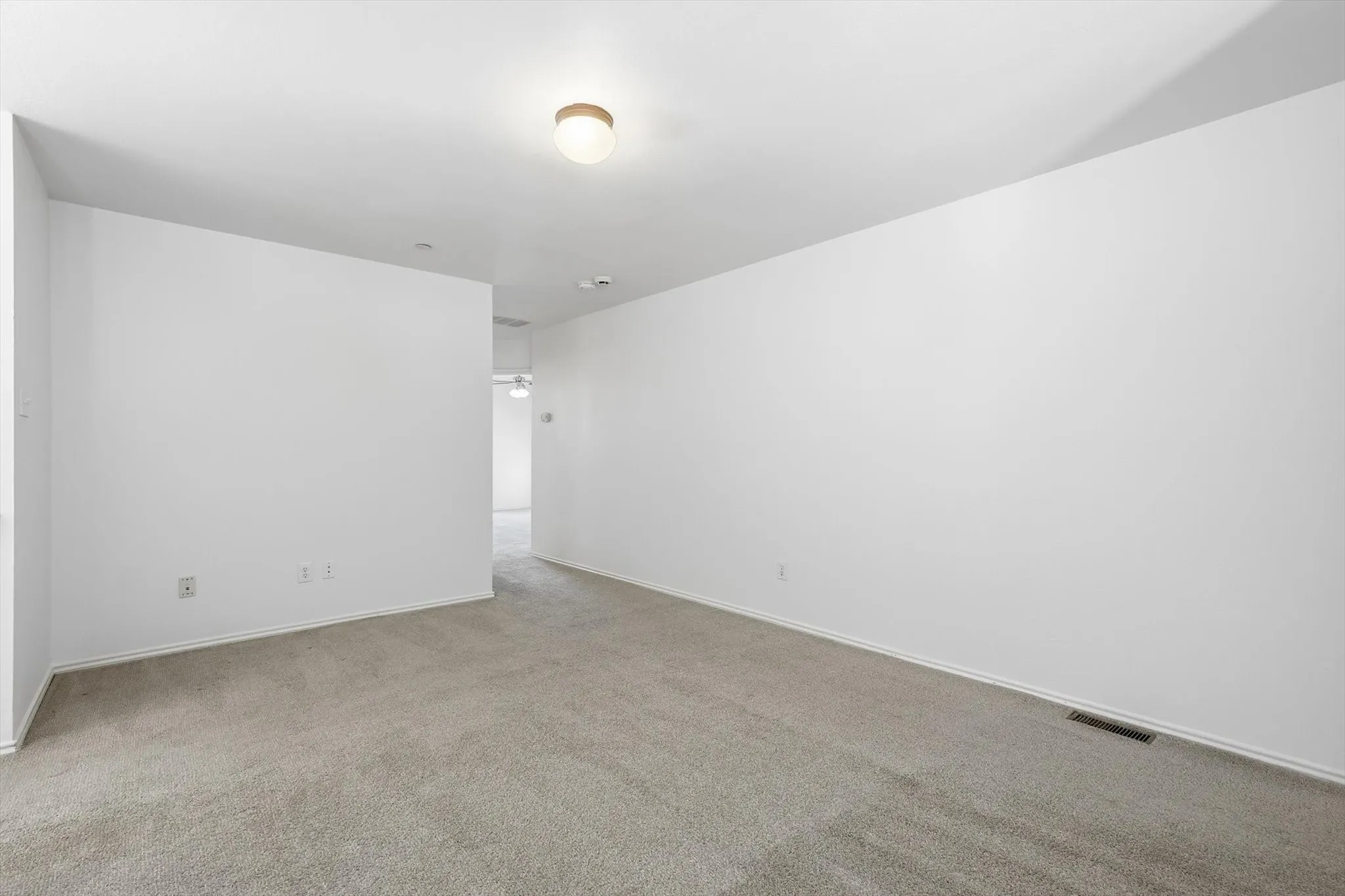 Townhouse For Sale in Dallas County , 2917 Saint Andrews Drive, Lewisville, Texas 75067, 3 Bedroom, 3 Bathroom, 2 Garage spaces, 1,860 Sqft, built in 2004, Preowned, mls#21130643, Real Estate Agent in Lewisville, Homes For Sale in Dallas county, Homes For Sale in Lewisville, Realtor in Lewisville Texas, Real Estate Brokerage Independent Realty Texas, Luminita Cordes Realtor