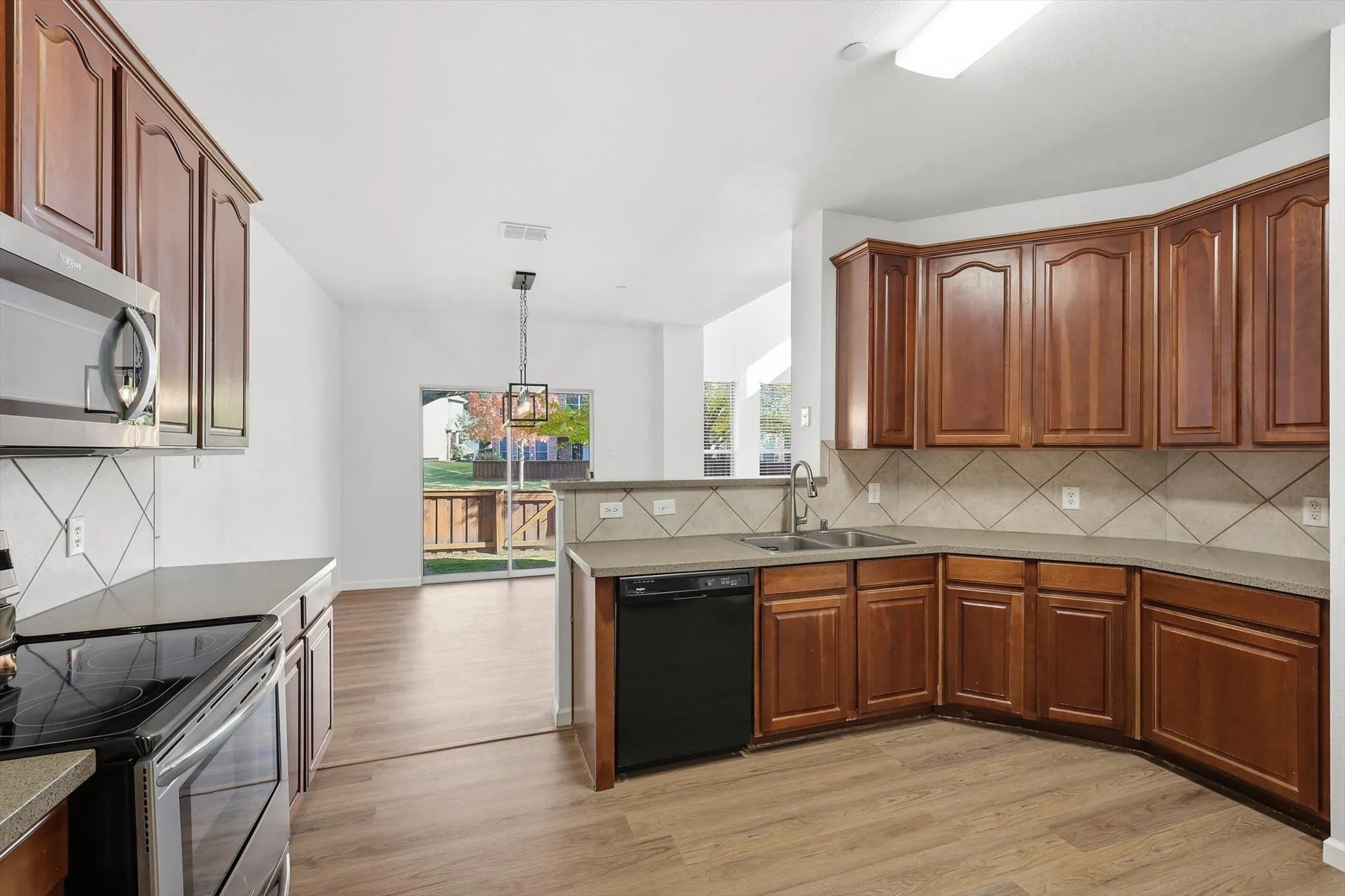Townhouse For Sale in Dallas County , 2917 Saint Andrews Drive, Lewisville, Texas 75067, 3 Bedroom, 3 Bathroom, 2 Garage spaces, 1,860 Sqft, built in 2004, Preowned, mls#21130643, Real Estate Agent in Lewisville, Homes For Sale in Dallas county, Homes For Sale in Lewisville, Realtor in Lewisville Texas, Real Estate Brokerage Independent Realty Texas, Luminita Cordes Realtor