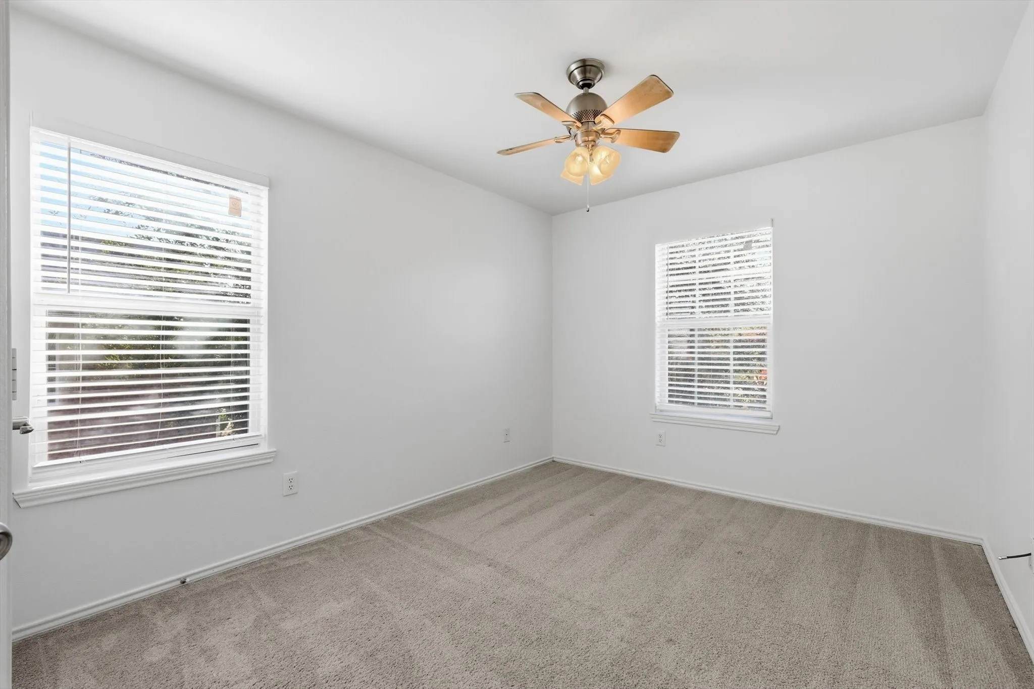 Townhouse For Sale in Dallas County , 2917 Saint Andrews Drive, Lewisville, Texas 75067, 3 Bedroom, 3 Bathroom, 2 Garage spaces, 1,860 Sqft, built in 2004, Preowned, mls#21130643, Real Estate Agent in Lewisville, Homes For Sale in Dallas county, Homes For Sale in Lewisville, Realtor in Lewisville Texas, Real Estate Brokerage Independent Realty Texas, Luminita Cordes Realtor