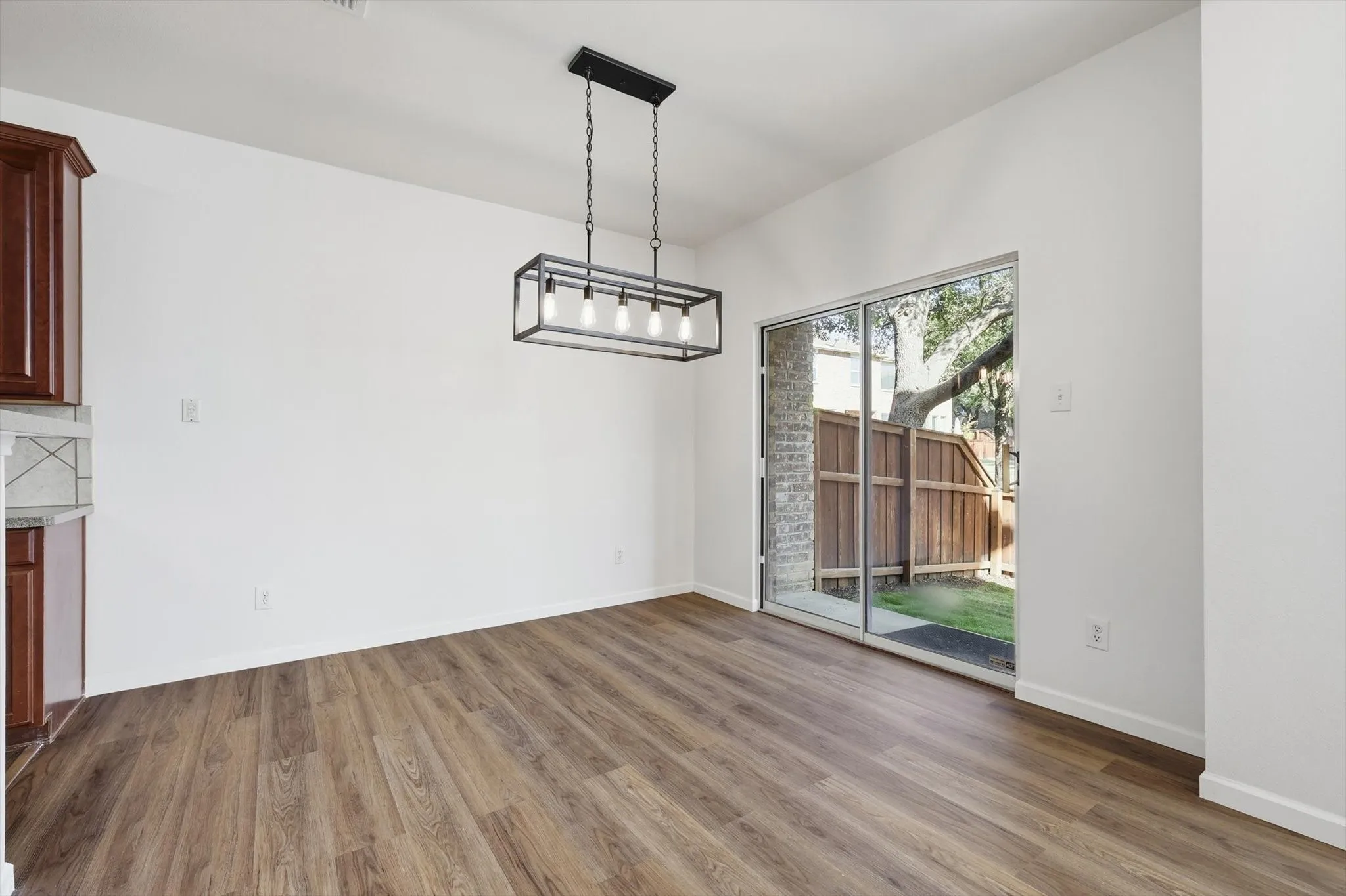 Townhouse For Sale in Dallas County , 2917 Saint Andrews Drive, Lewisville, Texas 75067, 3 Bedroom, 3 Bathroom, 2 Garage spaces, 1,860 Sqft, built in 2004, Preowned, mls#21130643, Real Estate Agent in Lewisville, Homes For Sale in Dallas county, Homes For Sale in Lewisville, Realtor in Lewisville Texas, Real Estate Brokerage Independent Realty Texas, Luminita Cordes Realtor