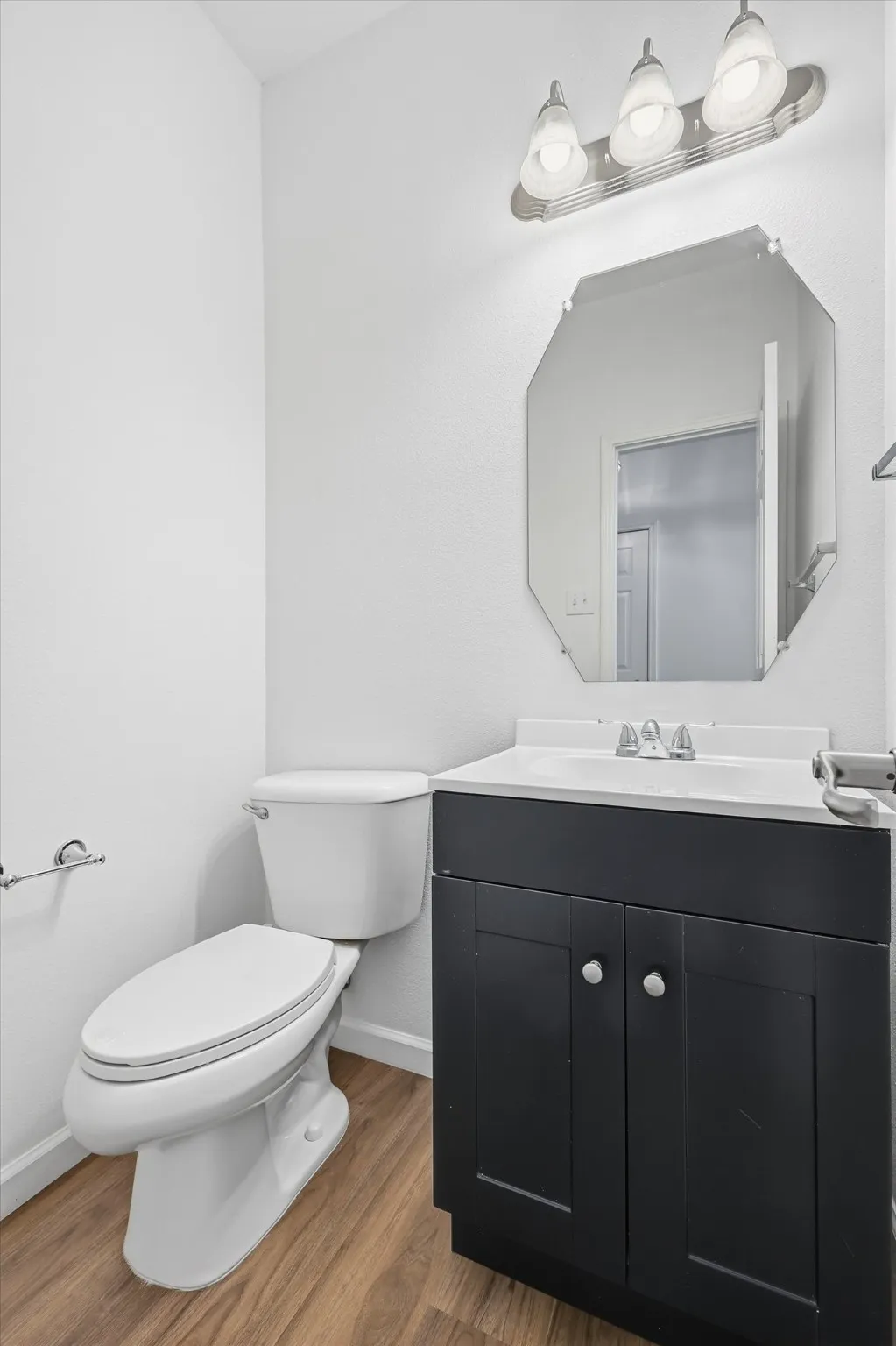 Townhouse For Sale in Dallas County , 2917 Saint Andrews Drive, Lewisville, Texas 75067, 3 Bedroom, 3 Bathroom, 2 Garage spaces, 1,860 Sqft, built in 2004, Preowned, mls#21130643, Real Estate Agent in Lewisville, Homes For Sale in Dallas county, Homes For Sale in Lewisville, Realtor in Lewisville Texas, Real Estate Brokerage Independent Realty Texas, Luminita Cordes Realtor