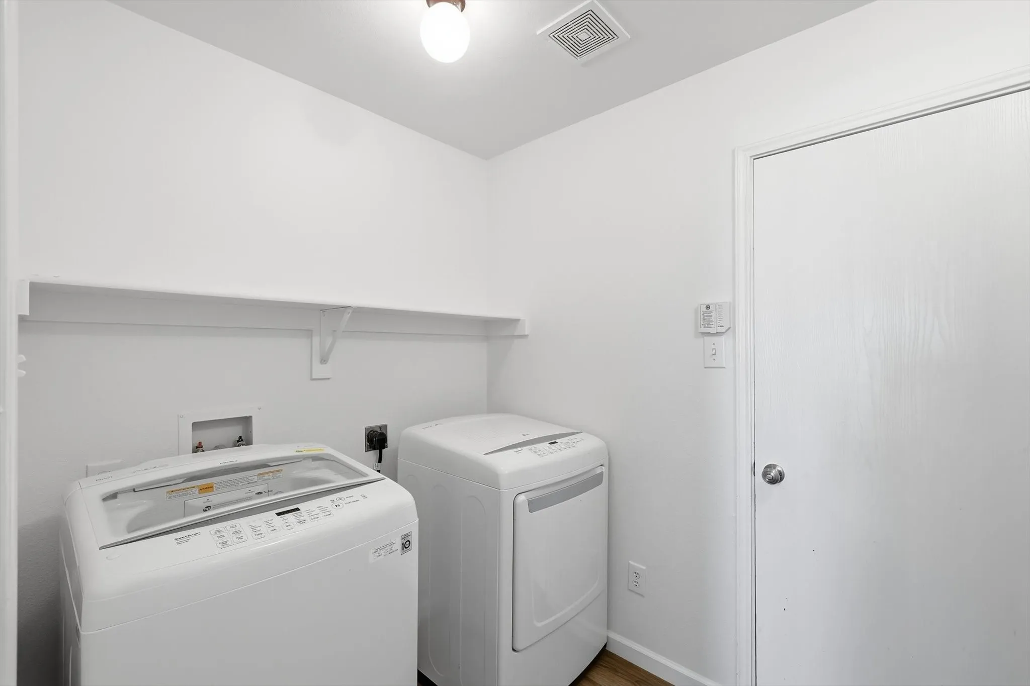 Townhouse For Sale in Dallas County , 2917 Saint Andrews Drive, Lewisville, Texas 75067, 3 Bedroom, 3 Bathroom, 2 Garage spaces, 1,860 Sqft, built in 2004, Preowned, mls#21130643, Real Estate Agent in Lewisville, Homes For Sale in Dallas county, Homes For Sale in Lewisville, Realtor in Lewisville Texas, Real Estate Brokerage Independent Realty Texas, Luminita Cordes Realtor