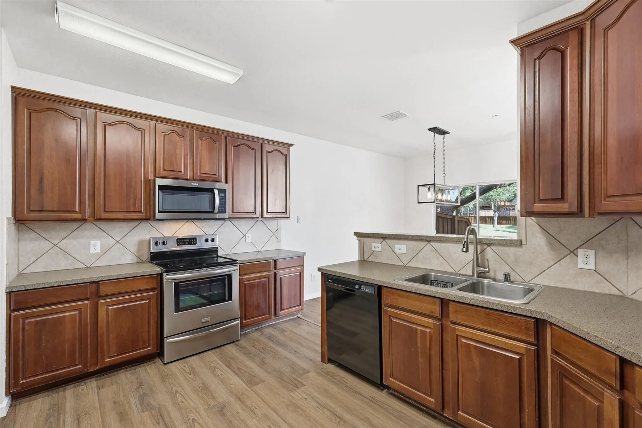 Townhouse For Sale in Dallas County , 2917 Saint Andrews Drive, Lewisville, Texas 75067, 3 Bedroom, 3 Bathroom, 2 Garage spaces, 1,860 Sqft, built in 2004, Preowned, mls#21130643, Real Estate Agent in Lewisville, Homes For Sale in Dallas county, Homes For Sale in Lewisville, Realtor in Lewisville Texas, Real Estate Brokerage Independent Realty Texas, Luminita Cordes Realtor