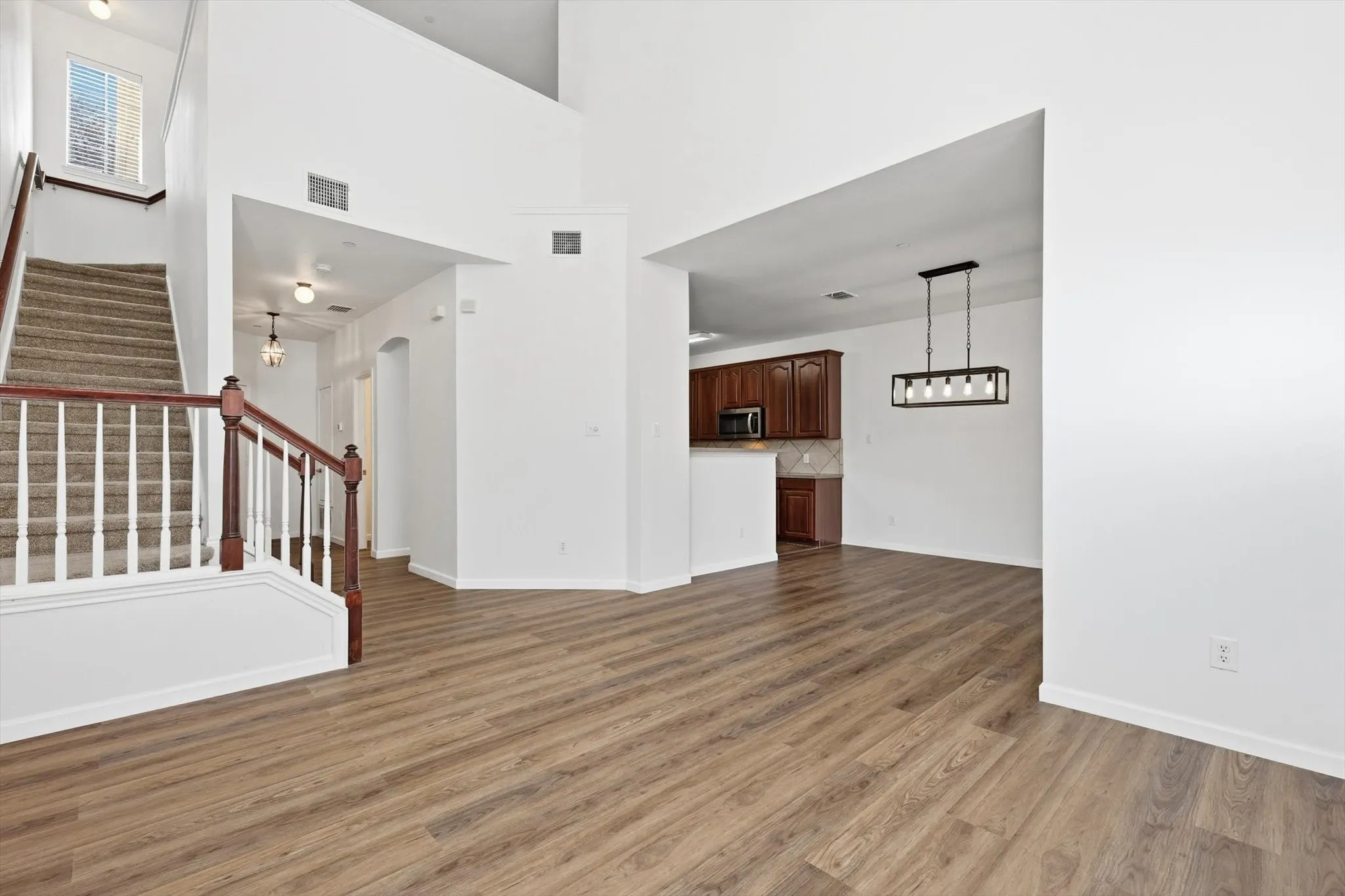 Townhouse For Sale in Dallas County , 2917 Saint Andrews Drive, Lewisville, Texas 75067, 3 Bedroom, 3 Bathroom, 2 Garage spaces, 1,860 Sqft, built in 2004, Preowned, mls#21130643, Real Estate Agent in Lewisville, Homes For Sale in Dallas county, Homes For Sale in Lewisville, Realtor in Lewisville Texas, Real Estate Brokerage Independent Realty Texas, Luminita Cordes Realtor