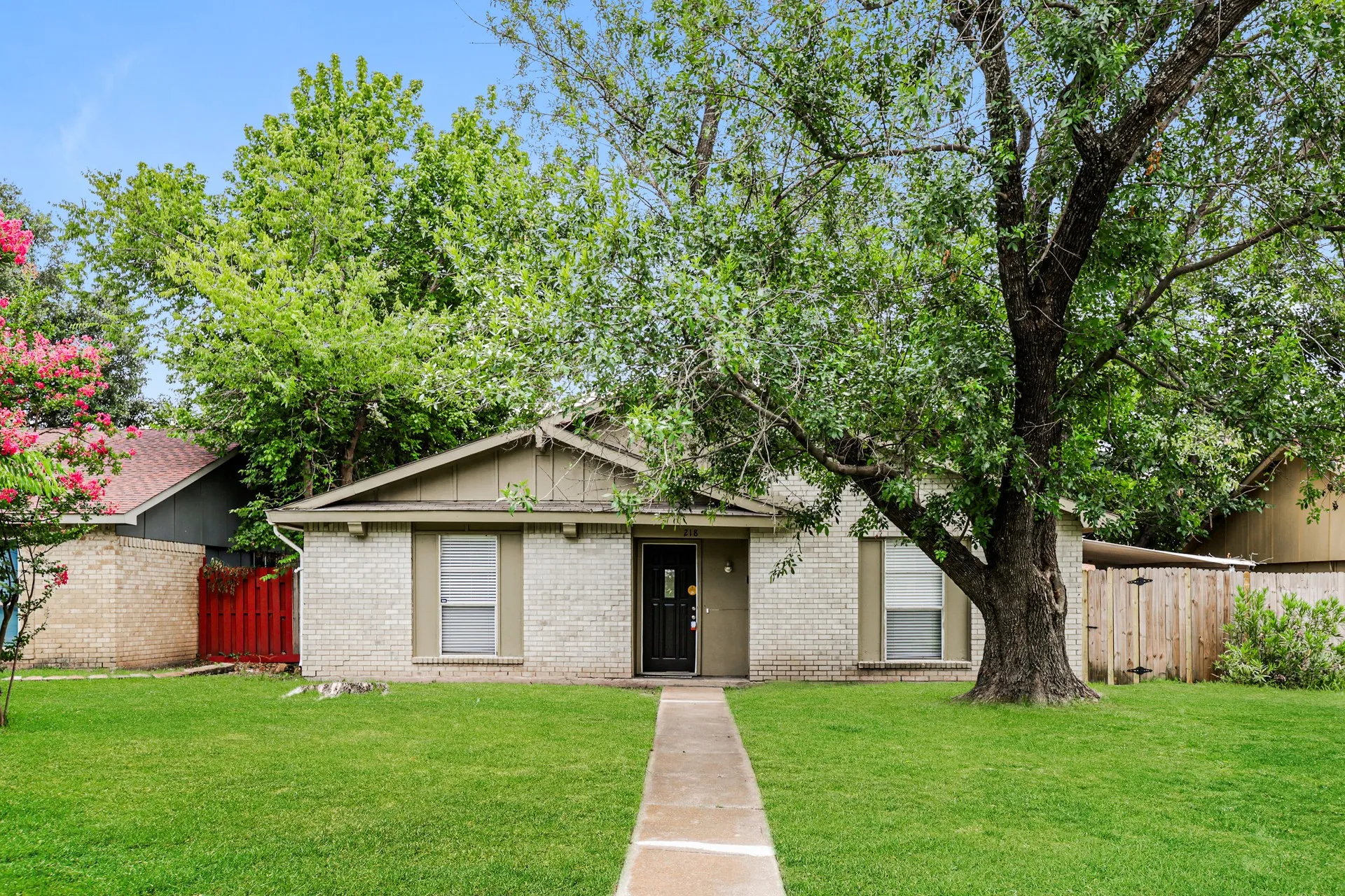 Single Family Residence For Rent in Dallas County , 218 Long shadow Lane, Mesquite, Texas 75149, 3 Bedroom, 2 Bathroom, 1 Garage spaces, 1,449 Sqft, built in 1974, Preowned, mls#21130969, Real Estate Agent in Mesquite, Homes For Rent in Dallas county, Homes For Rent in Mesquite, Realtor in Mesquite Texas, Real Estate Brokerage Independent Realty Texas, Luminita Cordes Realtor