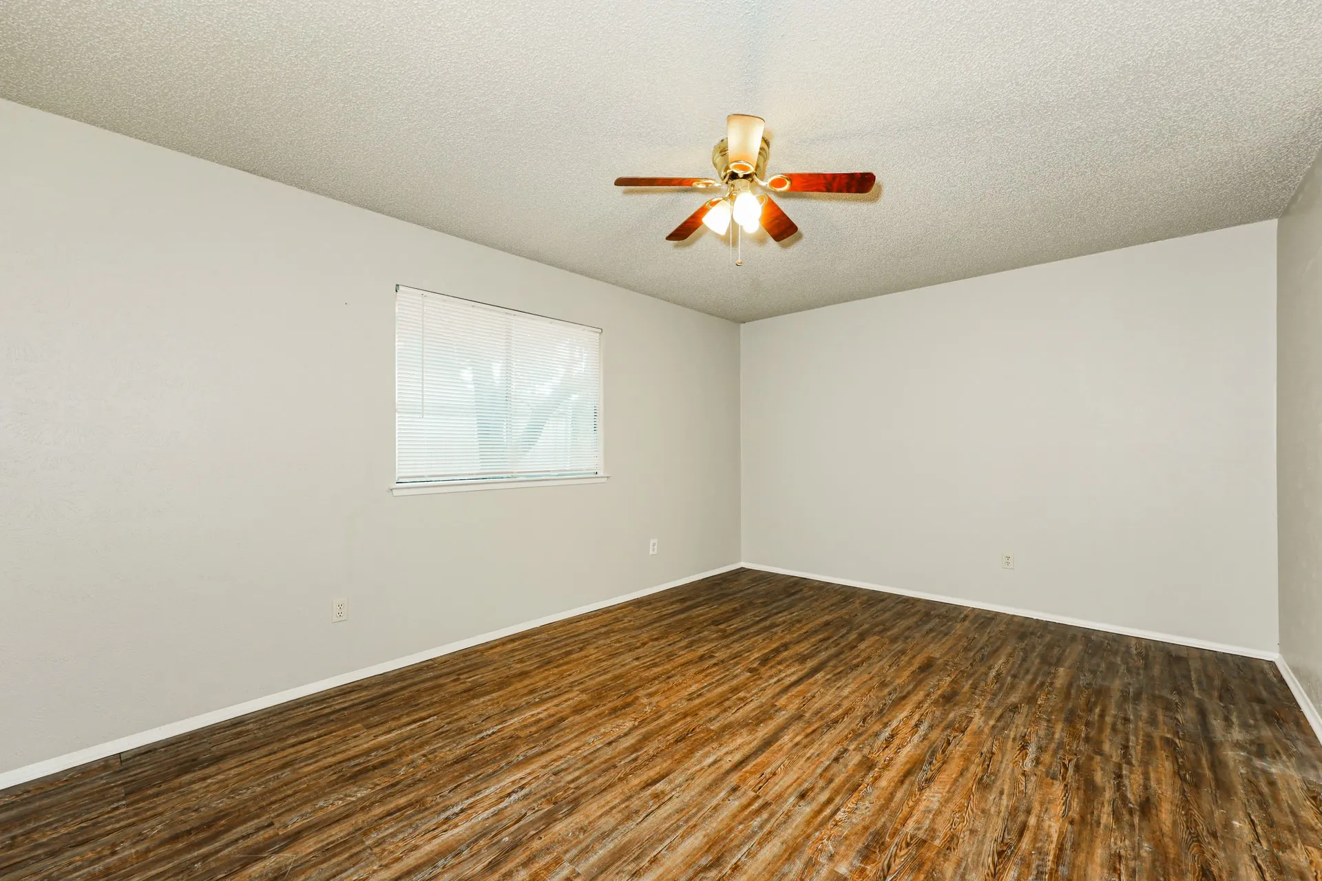 Single Family Residence For Rent in Dallas County , 218 Long shadow Lane, Mesquite, Texas 75149, 3 Bedroom, 2 Bathroom, 1 Garage spaces, 1,449 Sqft, built in 1974, Preowned, mls#21130969, Real Estate Agent in Mesquite, Homes For Rent in Dallas county, Homes For Rent in Mesquite, Realtor in Mesquite Texas, Real Estate Brokerage Independent Realty Texas, Luminita Cordes Realtor