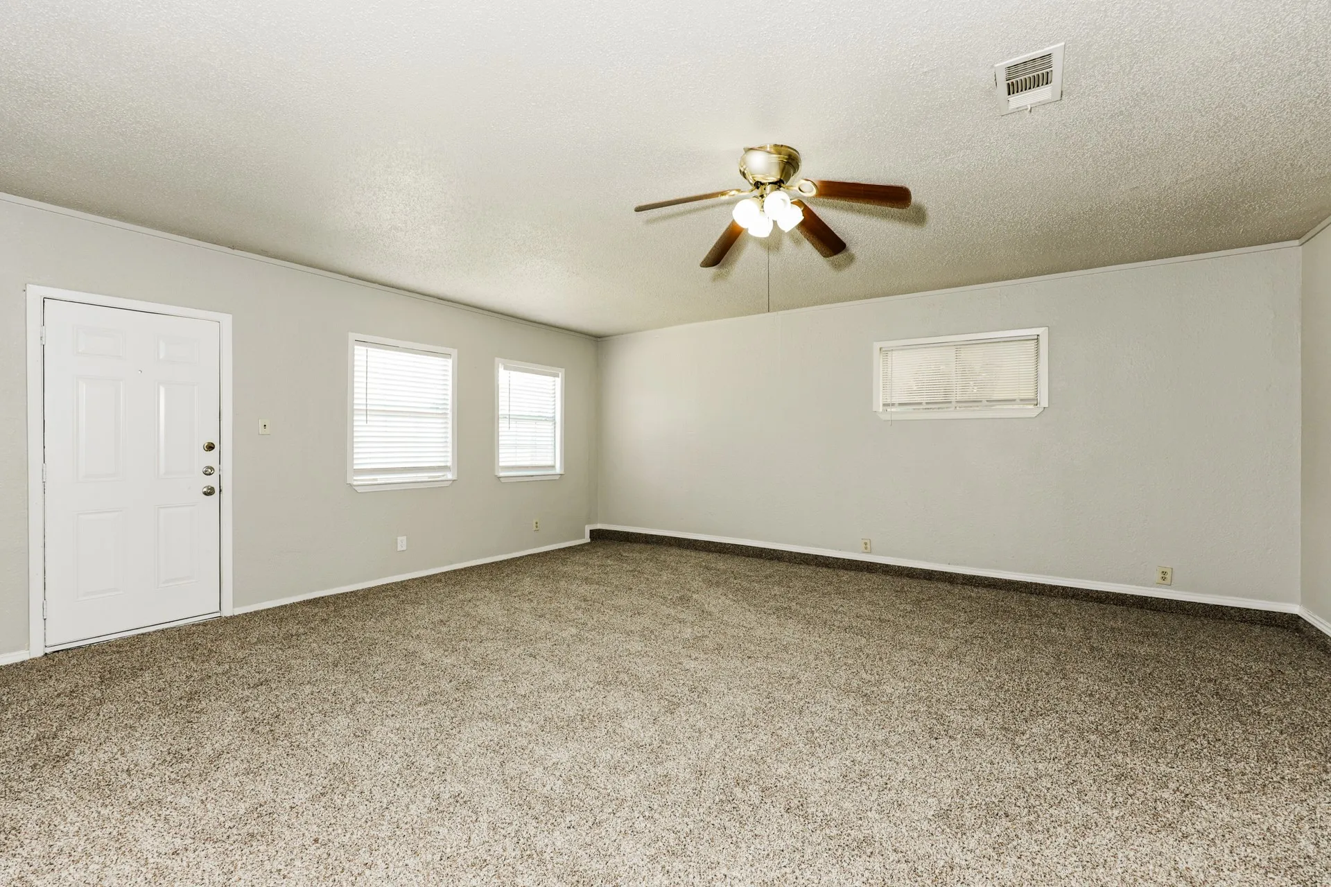 Single Family Residence For Rent in Dallas County , 218 Long shadow Lane, Mesquite, Texas 75149, 3 Bedroom, 2 Bathroom, 1 Garage spaces, 1,449 Sqft, built in 1974, Preowned, mls#21130969, Real Estate Agent in Mesquite, Homes For Rent in Dallas county, Homes For Rent in Mesquite, Realtor in Mesquite Texas, Real Estate Brokerage Independent Realty Texas, Luminita Cordes Realtor
