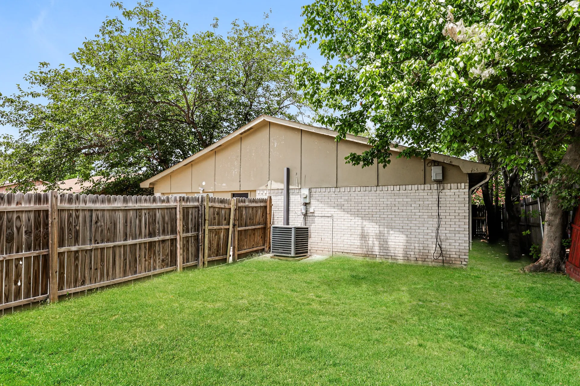 Single Family Residence For Rent in Dallas County , 218 Long shadow Lane, Mesquite, Texas 75149, 3 Bedroom, 2 Bathroom, 1 Garage spaces, 1,449 Sqft, built in 1974, Preowned, mls#21130969, Real Estate Agent in Mesquite, Homes For Rent in Dallas county, Homes For Rent in Mesquite, Realtor in Mesquite Texas, Real Estate Brokerage Independent Realty Texas, Luminita Cordes Realtor