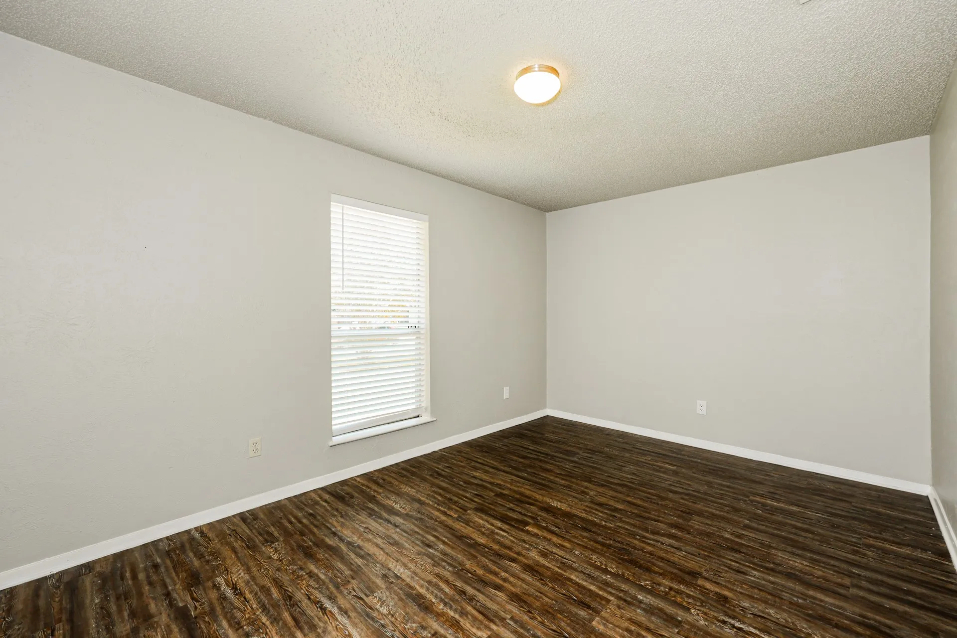 Single Family Residence For Rent in Dallas County , 218 Long shadow Lane, Mesquite, Texas 75149, 3 Bedroom, 2 Bathroom, 1 Garage spaces, 1,449 Sqft, built in 1974, Preowned, mls#21130969, Real Estate Agent in Mesquite, Homes For Rent in Dallas county, Homes For Rent in Mesquite, Realtor in Mesquite Texas, Real Estate Brokerage Independent Realty Texas, Luminita Cordes Realtor