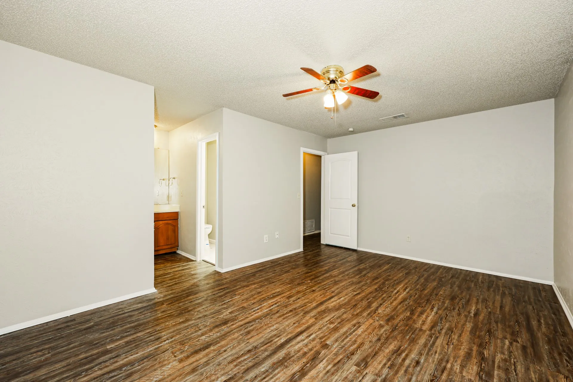 Single Family Residence For Rent in Dallas County , 218 Long shadow Lane, Mesquite, Texas 75149, 3 Bedroom, 2 Bathroom, 1 Garage spaces, 1,449 Sqft, built in 1974, Preowned, mls#21130969, Real Estate Agent in Mesquite, Homes For Rent in Dallas county, Homes For Rent in Mesquite, Realtor in Mesquite Texas, Real Estate Brokerage Independent Realty Texas, Luminita Cordes Realtor