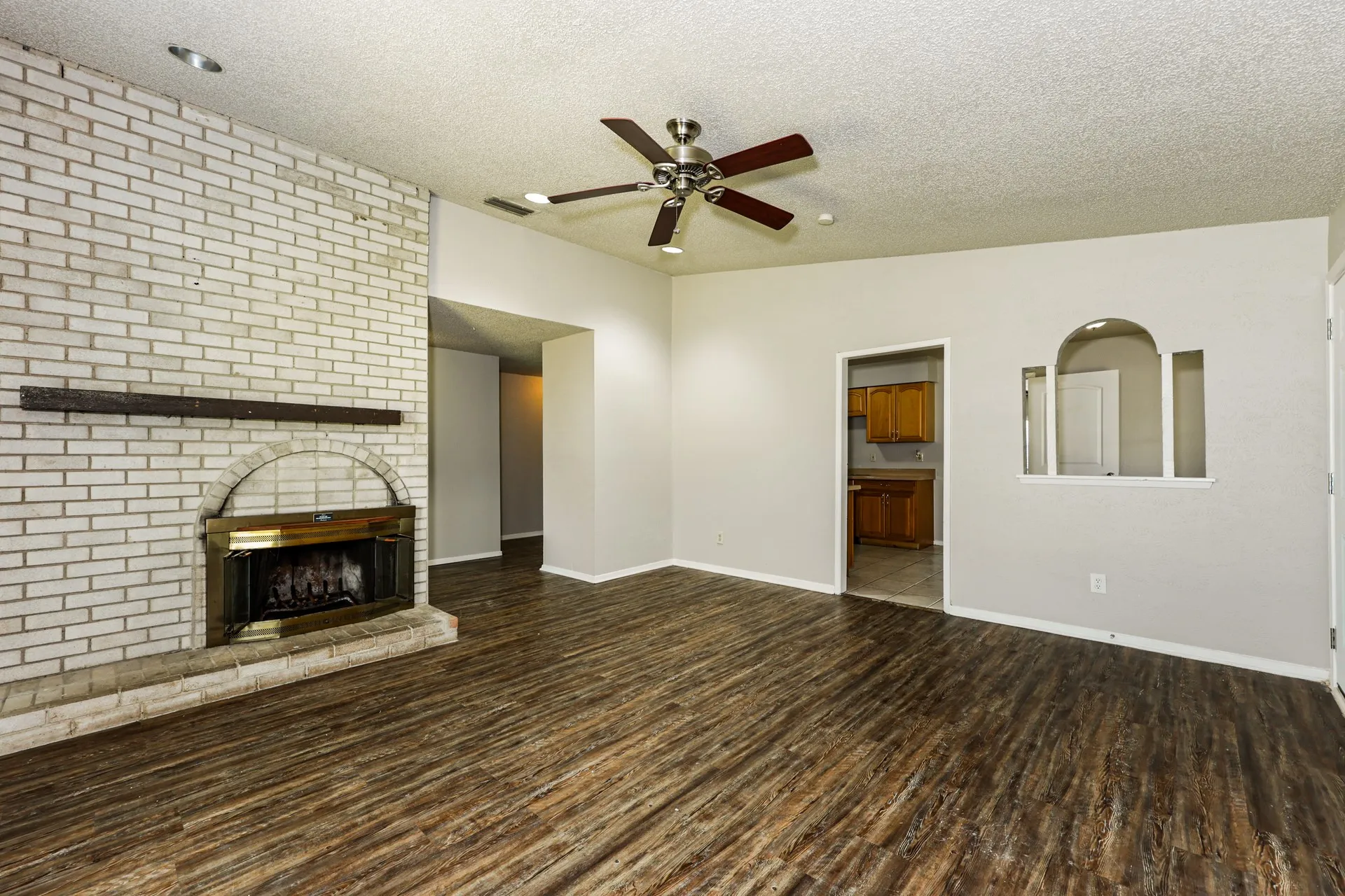 Single Family Residence For Rent in Dallas County , 218 Long shadow Lane, Mesquite, Texas 75149, 3 Bedroom, 2 Bathroom, 1 Garage spaces, 1,449 Sqft, built in 1974, Preowned, mls#21130969, Real Estate Agent in Mesquite, Homes For Rent in Dallas county, Homes For Rent in Mesquite, Realtor in Mesquite Texas, Real Estate Brokerage Independent Realty Texas, Luminita Cordes Realtor