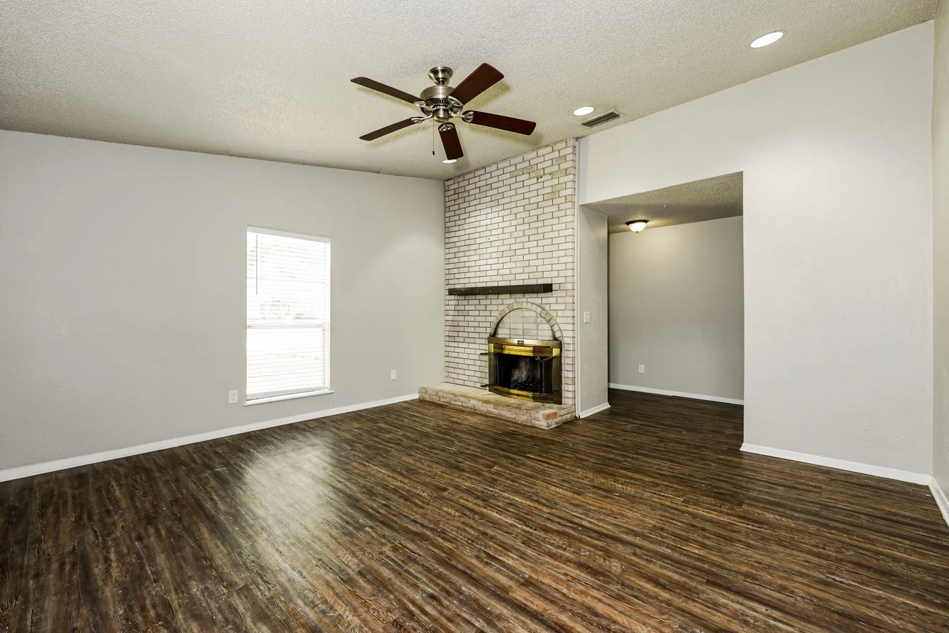 Single Family Residence For Rent in Dallas County , 218 Long shadow Lane, Mesquite, Texas 75149, 3 Bedroom, 2 Bathroom, 1 Garage spaces, 1,449 Sqft, built in 1974, Preowned, mls#21130969, Real Estate Agent in Mesquite, Homes For Rent in Dallas county, Homes For Rent in Mesquite, Realtor in Mesquite Texas, Real Estate Brokerage Independent Realty Texas, Luminita Cordes Realtor