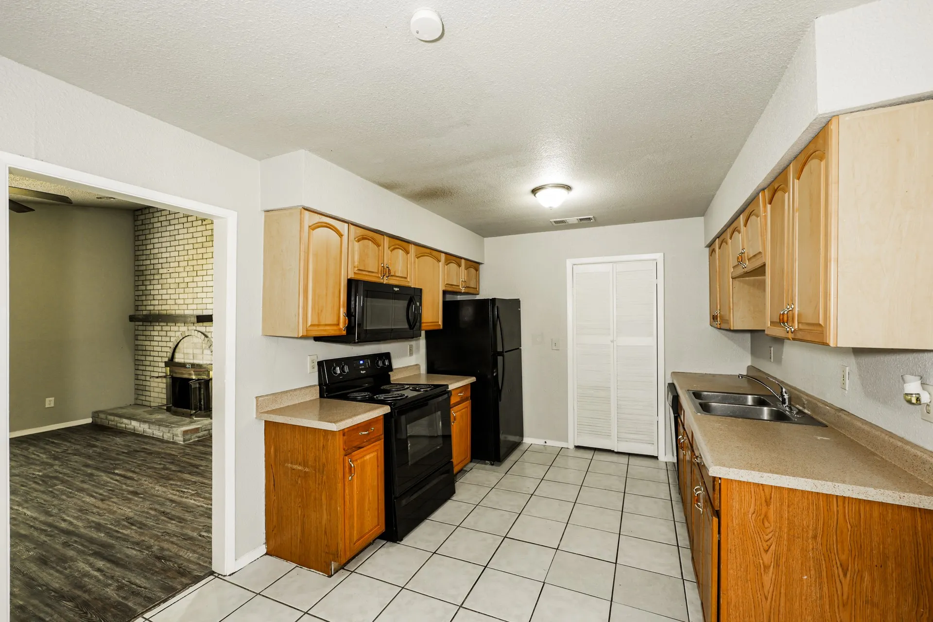 Single Family Residence For Rent in Dallas County , 218 Long shadow Lane, Mesquite, Texas 75149, 3 Bedroom, 2 Bathroom, 1 Garage spaces, 1,449 Sqft, built in 1974, Preowned, mls#21130969, Real Estate Agent in Mesquite, Homes For Rent in Dallas county, Homes For Rent in Mesquite, Realtor in Mesquite Texas, Real Estate Brokerage Independent Realty Texas, Luminita Cordes Realtor
