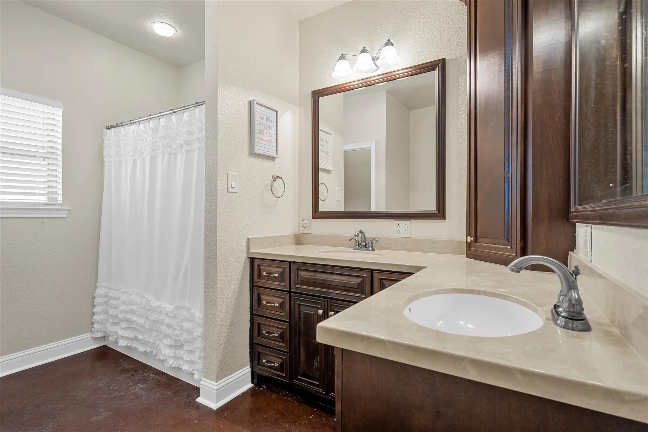Single Family Residence For Sale in Mc Lennan County , 2743 Tokio Road, West, Texas 76691, 4 Bedroom, 4 Bathroom, 2 Garage spaces, 3,976 Sqft, built in 2014, mls#21130002, Real Estate Agent in West, Homes For Sale in Mc Lennan county, Homes For Sale in West, Realtor in West Texas, Real Estate Brokerage Independent Realty Texas, Luminita Cordes Realtor
