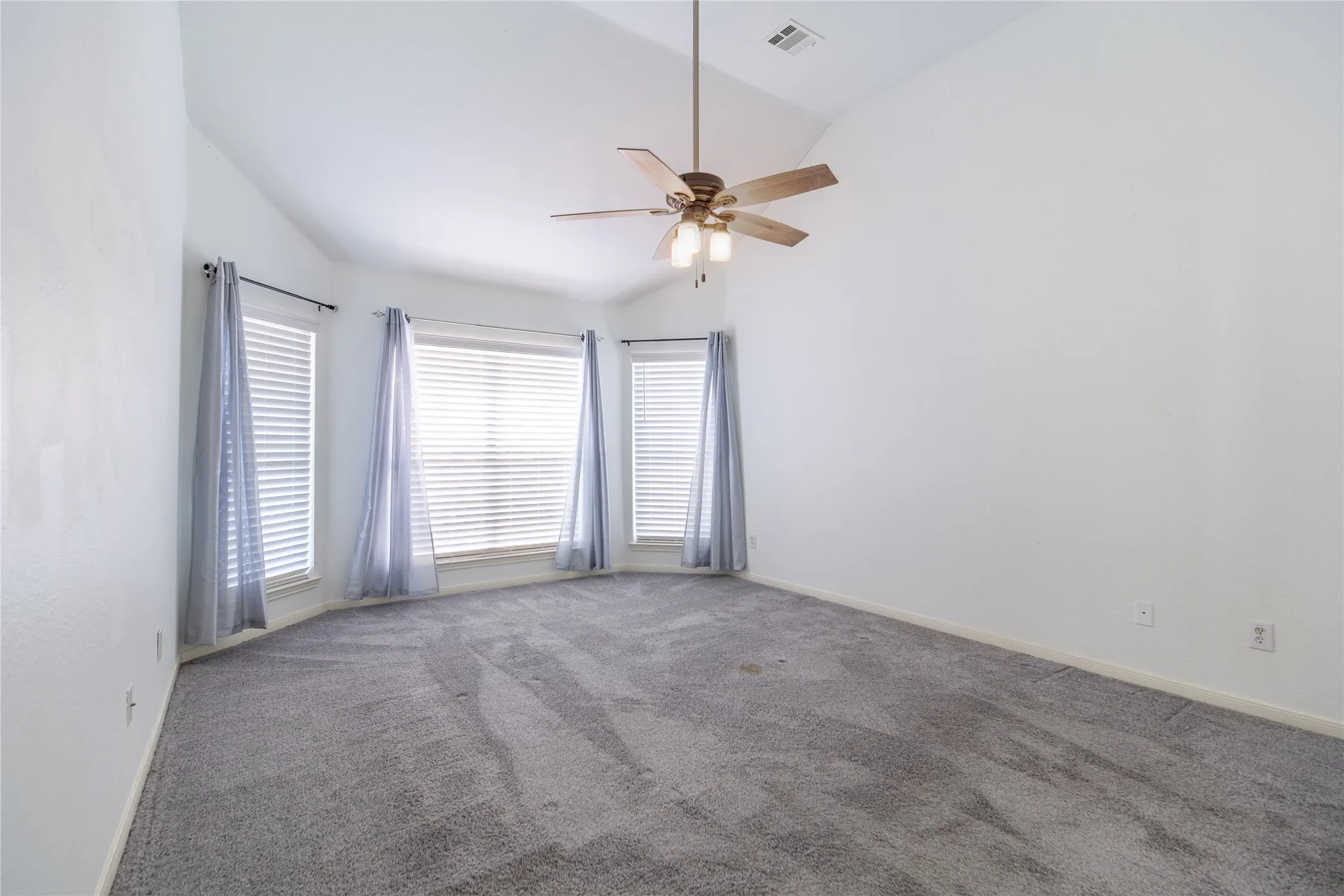 Single Family Residence For Sale in Dallas County , 7914 Albany Drive, Rowlett, Texas 75089, 4 Bedrooms, 4 Bathrooms, 2 Garage spaces, 2,214 Sqft, built in 2001, Price $400,000, mls#21131156, Real Estate Agent in Rowlett, Homes For Sale in Dallas county, Homes For Sale in Rowlett, Realtor in Rowlett Texas, Real Estate Brokerage Independent Realty Texas, Luminita Cordes Realtor
