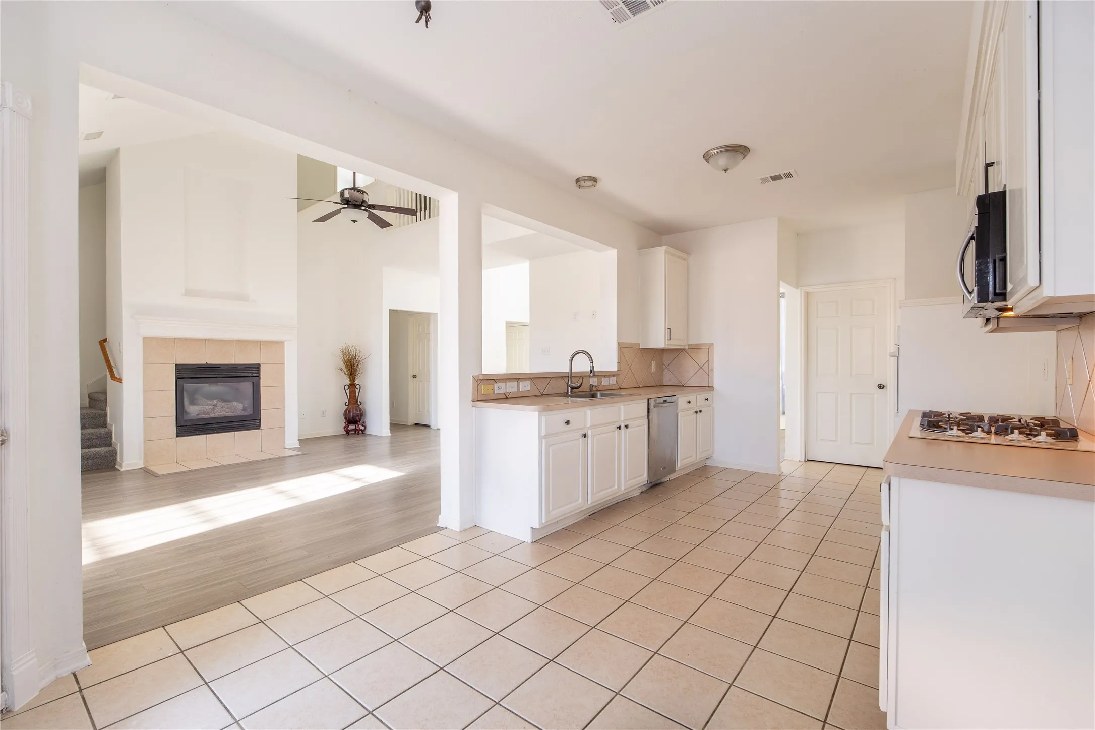 Single Family Residence For Sale in Dallas County , 7914 Albany Drive, Rowlett, Texas 75089, 4 Bedrooms, 4 Bathrooms, 2 Garage spaces, 2,214 Sqft, built in 2001, Price $400,000, mls#21131156, Real Estate Agent in Rowlett, Homes For Sale in Dallas county, Homes For Sale in Rowlett, Realtor in Rowlett Texas, Real Estate Brokerage Independent Realty Texas, Luminita Cordes Realtor