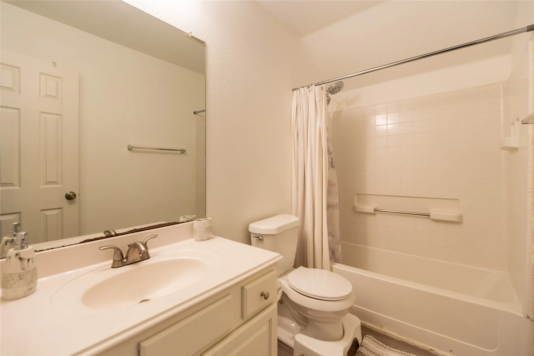 Single Family Residence For Sale in Dallas County , 7914 Albany Drive, Rowlett, Texas 75089, 4 Bedrooms, 4 Bathrooms, 2 Garage spaces, 2,214 Sqft, built in 2001, Price $400,000, mls#21131156, Real Estate Agent in Rowlett, Homes For Sale in Dallas county, Homes For Sale in Rowlett, Realtor in Rowlett Texas, Real Estate Brokerage Independent Realty Texas, Luminita Cordes Realtor