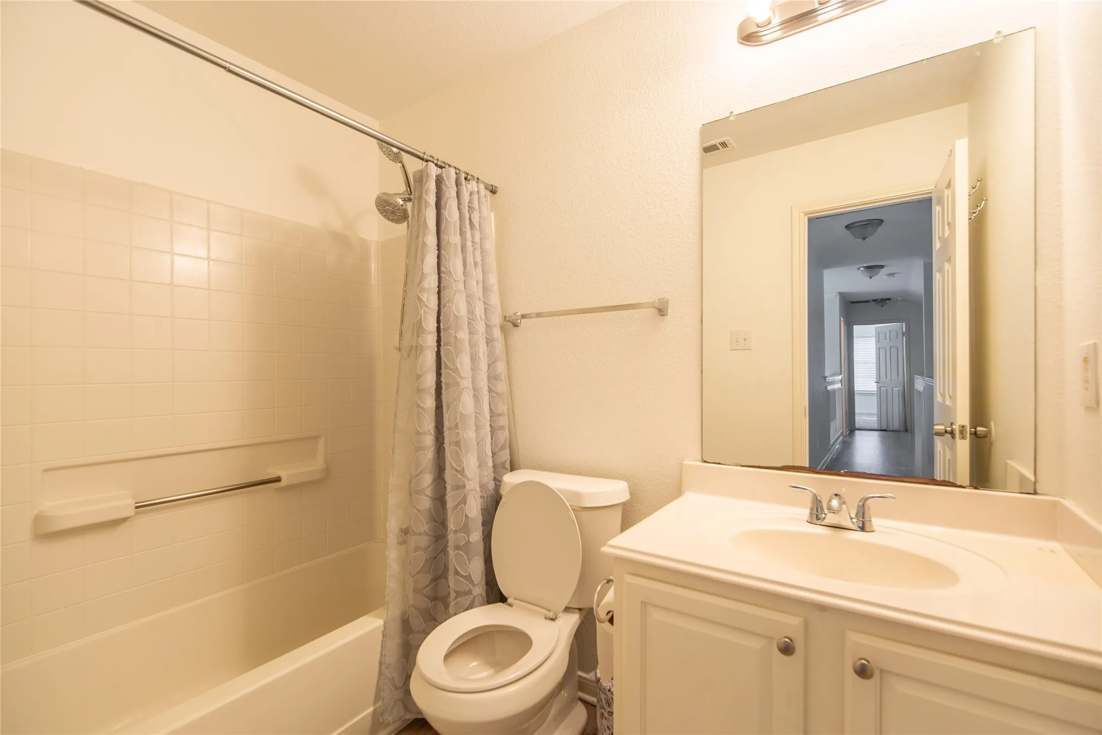 Single Family Residence For Sale in Dallas County , 7914 Albany Drive, Rowlett, Texas 75089, 4 Bedrooms, 4 Bathrooms, 2 Garage spaces, 2,214 Sqft, built in 2001, Price $400,000, mls#21131156, Real Estate Agent in Rowlett, Homes For Sale in Dallas county, Homes For Sale in Rowlett, Realtor in Rowlett Texas, Real Estate Brokerage Independent Realty Texas, Luminita Cordes Realtor