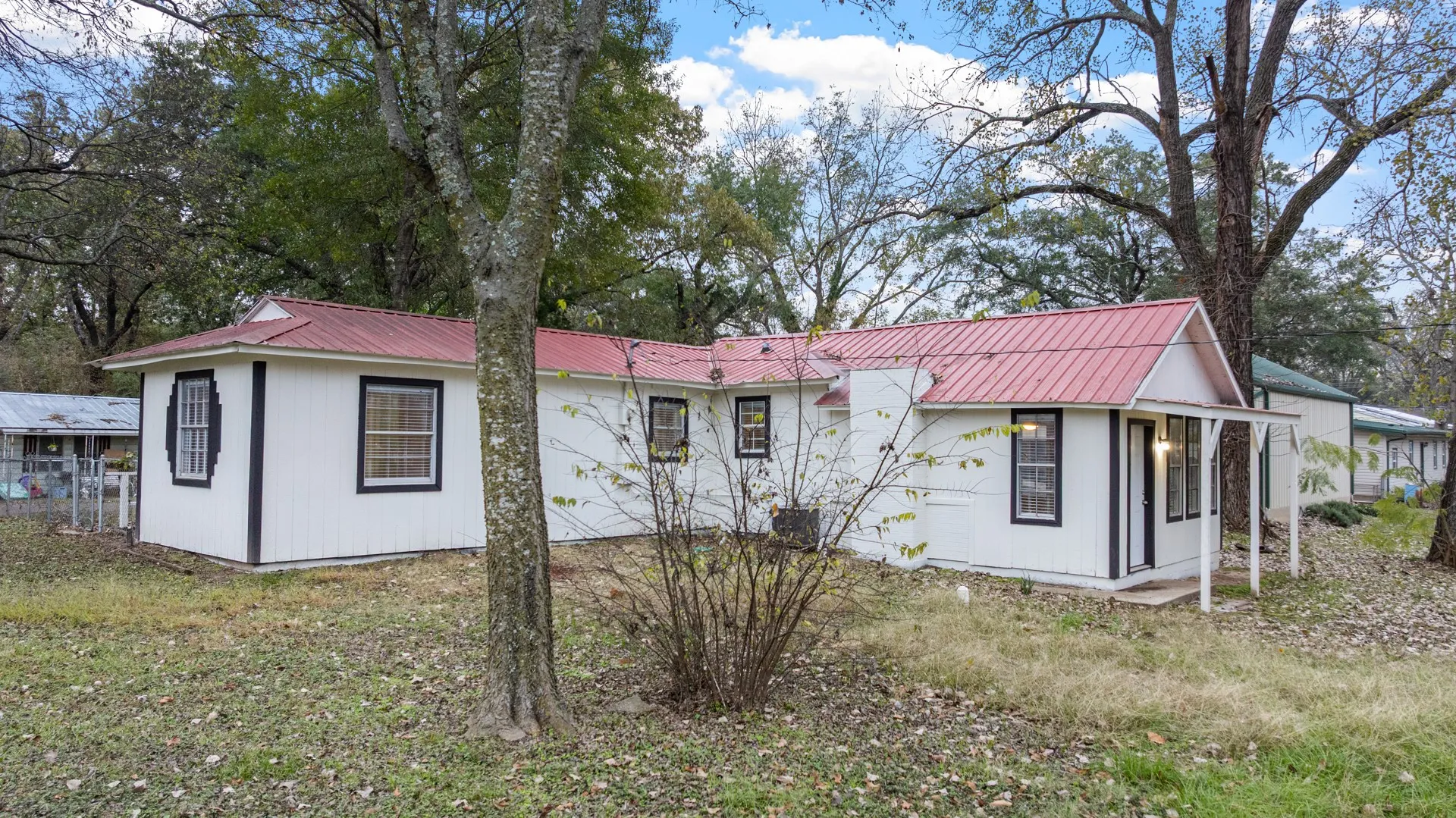 Single Family Residence For Sale in Hunt County , 10474 Apache, Wills Point, Texas 75169, 2 Bedrooms, 1 Bathroom, Garage spaces, 900 Sqft, built in 1986, Preowned, Price $165,000, mls#21130310, Real Estate Agent in Wills Point, Homes For Sale in Hunt county, Homes For Sale in Wills Point, Realtor in Wills Point Texas, Real Estate Brokerage Independent Realty Texas, Luminita Cordes Realtor