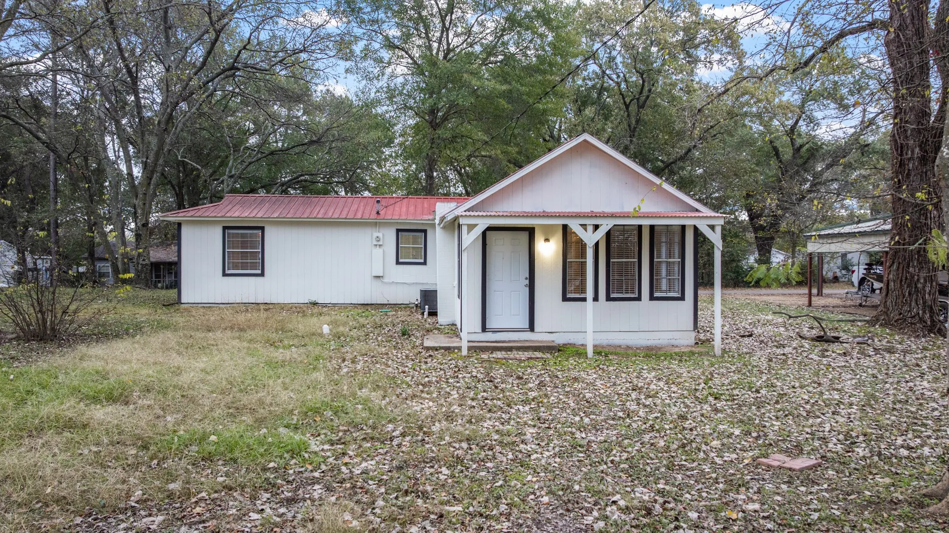 Single Family Residence For Sale in Hunt County , 10474 Apache, Wills Point, Texas 75169, 2 Bedrooms, 1 Bathroom, Garage spaces, 900 Sqft, built in 1986, Preowned, Price $165,000, mls#21130310, Real Estate Agent in Wills Point, Homes For Sale in Hunt county, Homes For Sale in Wills Point, Realtor in Wills Point Texas, Real Estate Brokerage Independent Realty Texas, Luminita Cordes Realtor