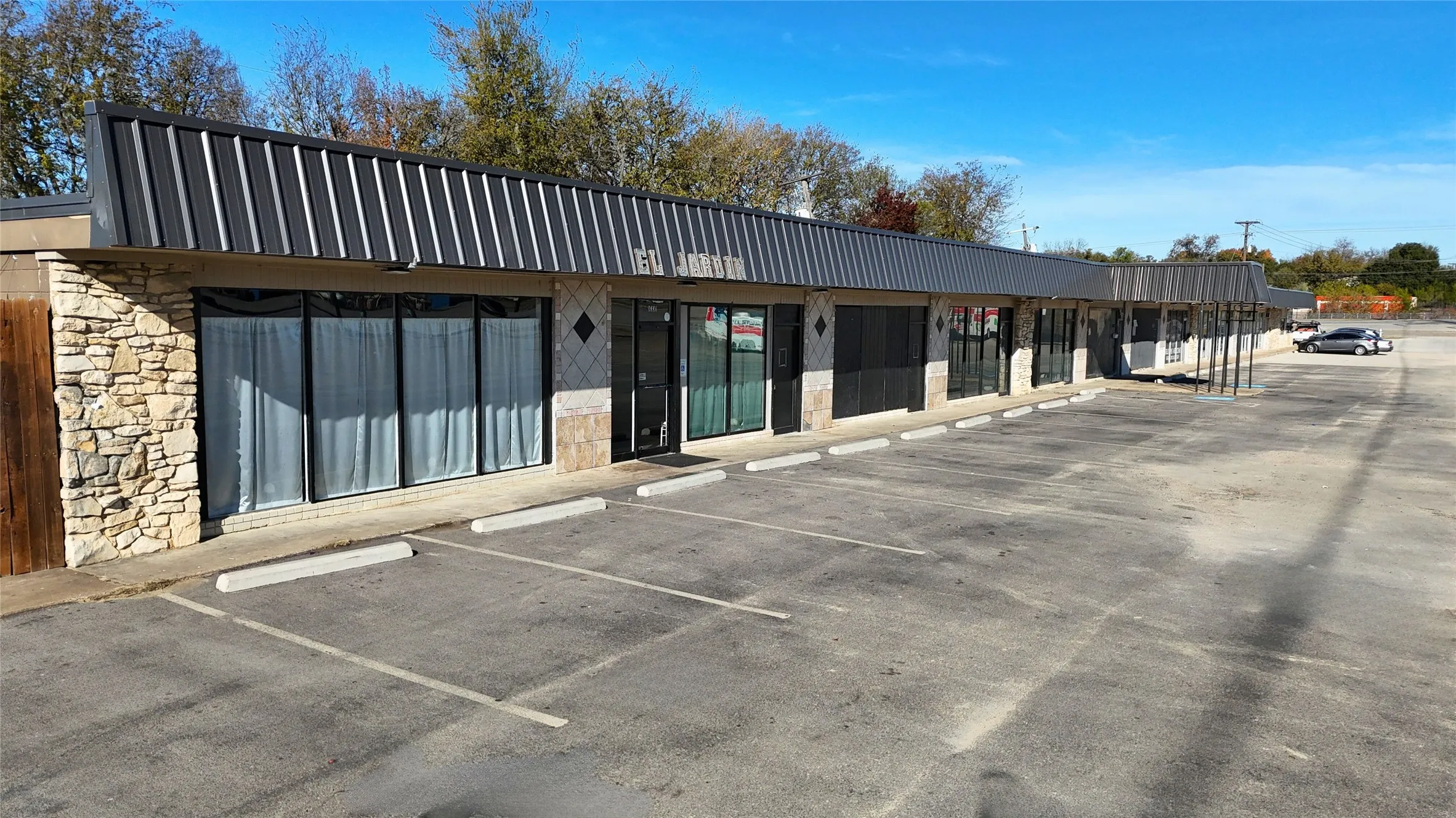 Retail For Sale in Tarrant County , 8331 Camp Bowie West, Fort Worth, Texas 76116, 0, 0, Garage spaces, 0 Sqft, built in 1959, Preowned, mls#21131221, Real Estate Agent in Fort Worth, Homes For Sale in Tarrant county, Homes For Sale in Fort Worth, Realtor in Fort Worth Texas, Real Estate Brokerage Independent Realty Texas, Luminita Cordes Realtor