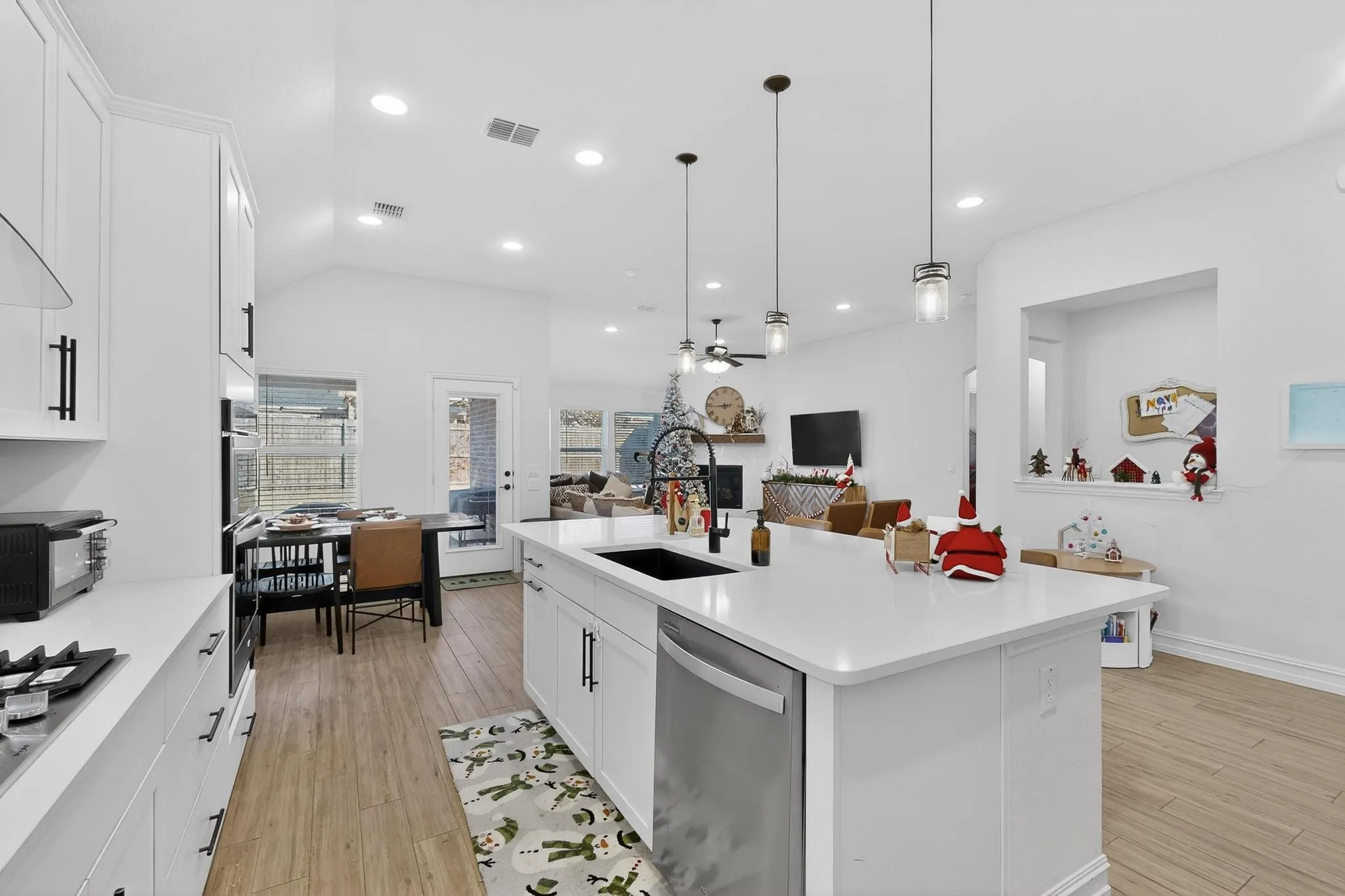 Single Family Residence For Sale in Collin County , 2817 Ash Avenue, Melissa, Texas 75454, 4 Bedroom, 2 Bathroom, 2 Garage spaces, 2,254 Sqft, built in 2020, mls#21131233, Real Estate Agent in Melissa, Homes For Sale in Collin county, Homes For Sale in Melissa, Realtor in Melissa Texas, Real Estate Brokerage Independent Realty Texas, Luminita Cordes Realtor