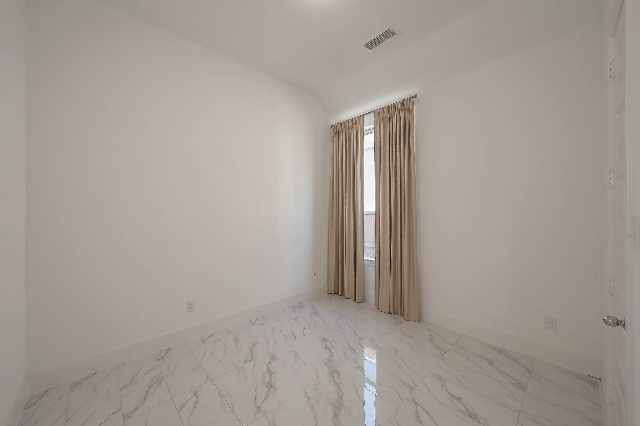 Single Family Residence For Sale in Denton County , 4012 Prickly Pear Avenue, Aubrey, Texas 76227, 4 Bedrooms, 3 Bathrooms, 2 Garage spaces, 2,331 Sqft, built in 2022, Preowned, Price $415,000, mls#21129684, Real Estate Agent in Aubrey, Homes For Sale in Denton county, Homes For Sale in Aubrey, Realtor in Aubrey Texas, Real Estate Brokerage Independent Realty Texas, Luminita Cordes Realtor