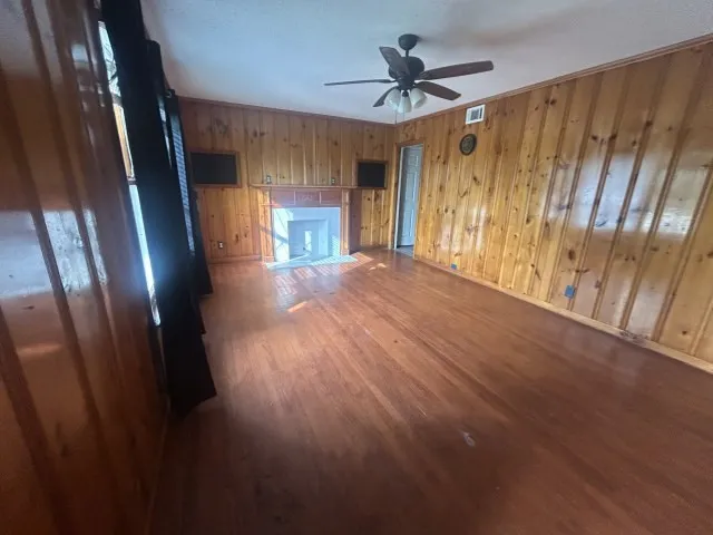 Single Family Residence For Sale in Victoria County , 2302 E Mistletoe Avenue, Victoria, Texas 77901, 3 Bedroom, 2 Bathroom, 1 Garage spaces, 1,829 Sqft, built in 1958, Preowned, mls#21131609, Real Estate Agent in Victoria, Homes For Sale in Victoria county, Homes For Sale in Victoria, Realtor in Victoria Texas, Real Estate Brokerage Independent Realty Texas, Luminita Cordes Realtor