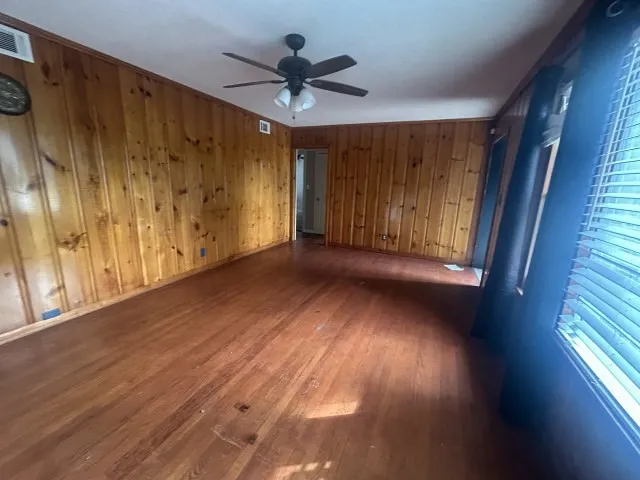 Single Family Residence For Sale in Victoria County , 2302 E Mistletoe Avenue, Victoria, Texas 77901, 3 Bedroom, 2 Bathroom, 1 Garage spaces, 1,829 Sqft, built in 1958, Preowned, mls#21131609, Real Estate Agent in Victoria, Homes For Sale in Victoria county, Homes For Sale in Victoria, Realtor in Victoria Texas, Real Estate Brokerage Independent Realty Texas, Luminita Cordes Realtor