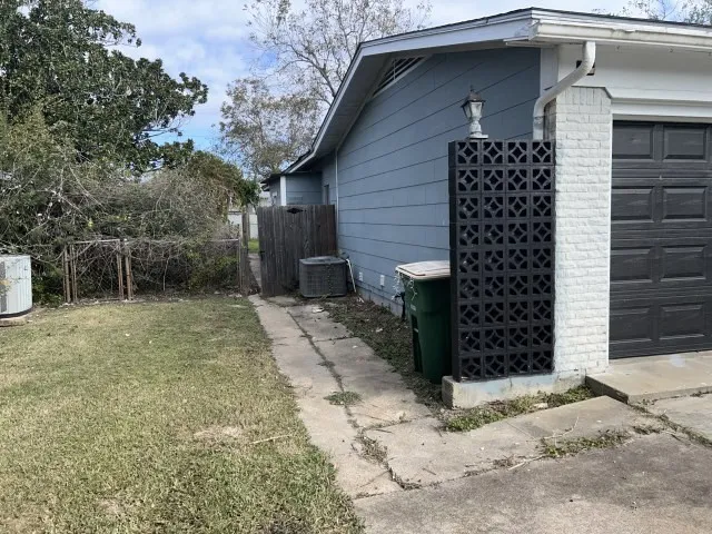 Single Family Residence For Sale in Victoria County , 2302 E Mistletoe Avenue, Victoria, Texas 77901, 3 Bedroom, 2 Bathroom, 1 Garage spaces, 1,829 Sqft, built in 1958, Preowned, mls#21131609, Real Estate Agent in Victoria, Homes For Sale in Victoria county, Homes For Sale in Victoria, Realtor in Victoria Texas, Real Estate Brokerage Independent Realty Texas, Luminita Cordes Realtor