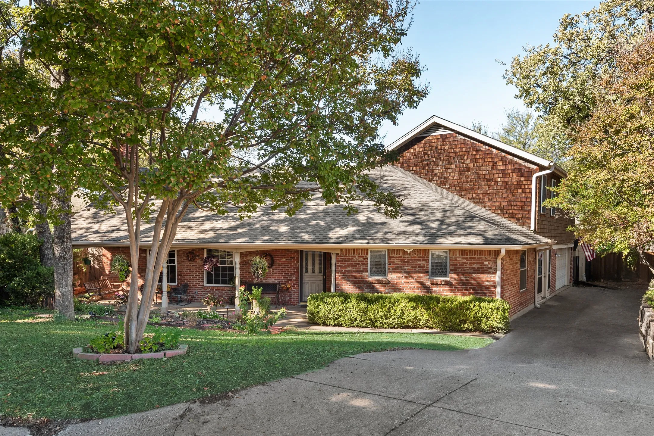 Single Family Residence For Sale in Tarrant County , 1719 Autumn Lane, Arlington, Texas 76012, 4 Bedroom, 4 Bathroom, 2 Garage spaces, 2,812 Sqft, built in 1973, mls#21121745, Real Estate Agent in Arlington, Homes For Sale in Tarrant county, Homes For Sale in Arlington, Realtor in Arlington Texas, Real Estate Brokerage Independent Realty Texas, Luminita Cordes Realtor
