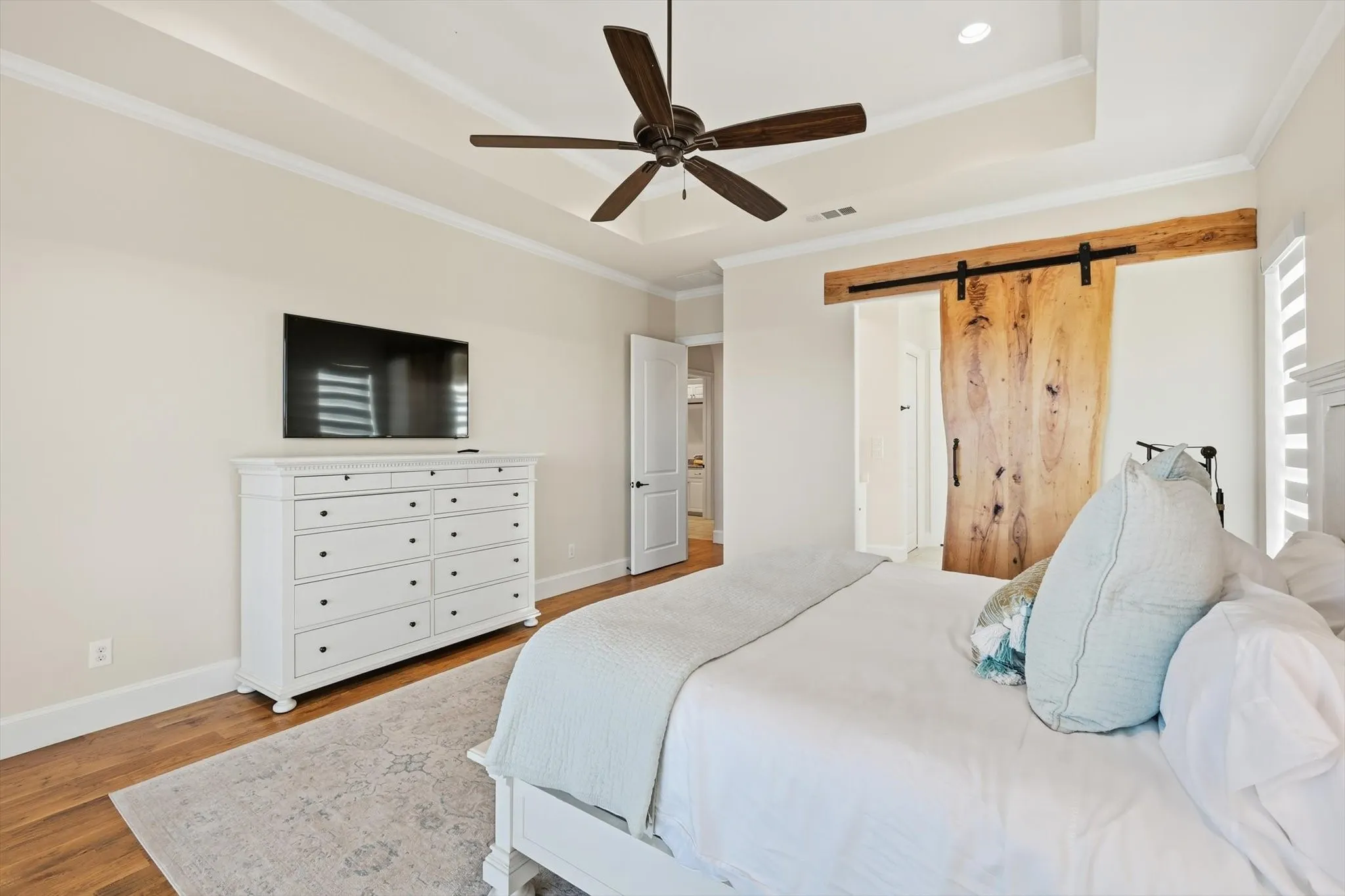 Single Family Residence For Sale in Palo Pinto County , 7105 W Hells Gate Drive, Strawn, Texas 76475, 6 Bedrooms, 8 Bathrooms, 3 Garage spaces, 5,520 Sqft, built in 2016, Price $3,499,000, mls#21129905, Real Estate Agent in Strawn, Homes For Sale in Palo Pinto county, Homes For Sale in Strawn, Realtor in Strawn Texas, Real Estate Brokerage Independent Realty Texas, Luminita Cordes Realtor