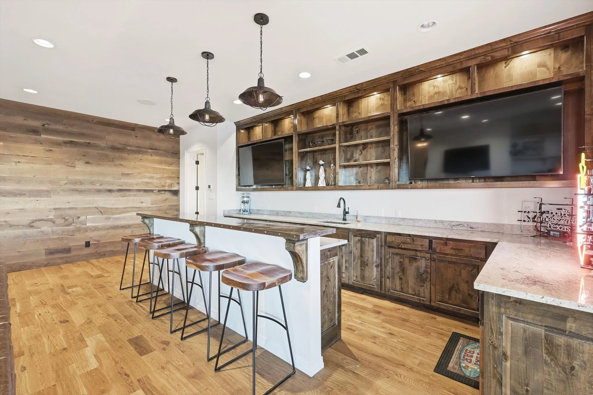 Single Family Residence For Sale in Palo Pinto County , 7105 W Hells Gate Drive, Strawn, Texas 76475, 6 Bedrooms, 8 Bathrooms, 3 Garage spaces, 5,520 Sqft, built in 2016, Price $3,499,000, mls#21129905, Real Estate Agent in Strawn, Homes For Sale in Palo Pinto county, Homes For Sale in Strawn, Realtor in Strawn Texas, Real Estate Brokerage Independent Realty Texas, Luminita Cordes Realtor