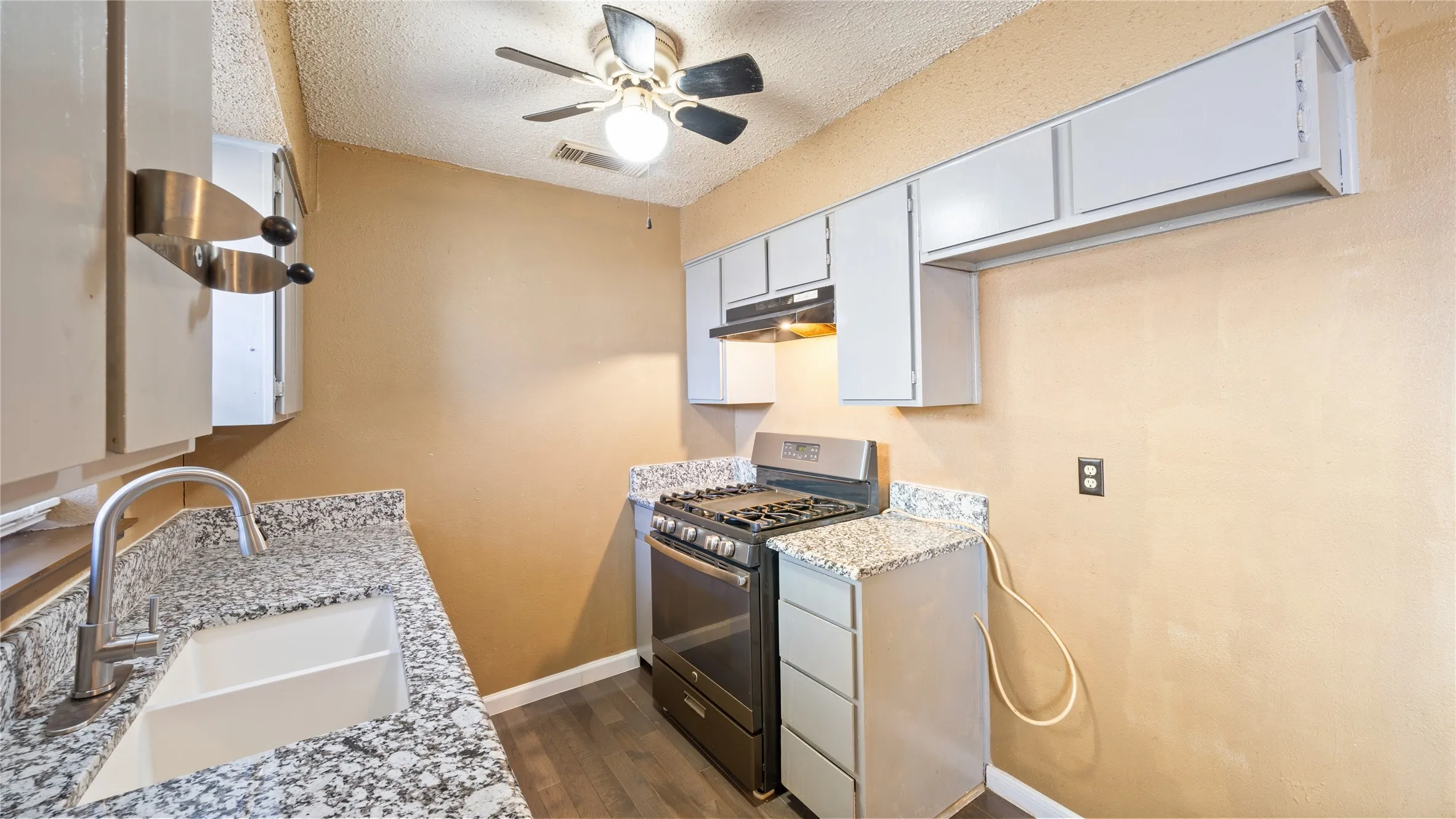 Single Family Residence For Sale in Dallas County , 710 Catherine Lane, Seagoville, Texas 75159, 3 Bedroom, 1 Bathroom, 1 Garage spaces, 945 Sqft, built in 1972, mls#21131811, Real Estate Agent in Seagoville, Homes For Sale in Dallas county, Homes For Sale in Seagoville, Realtor in Seagoville Texas, Real Estate Brokerage Independent Realty Texas, Luminita Cordes Realtor