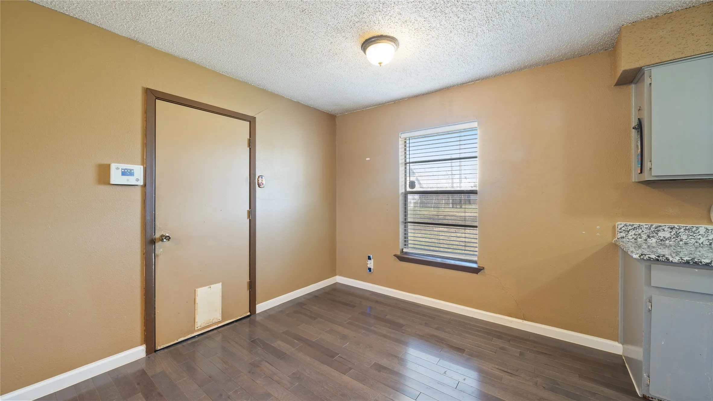 Single Family Residence For Sale in Dallas County , 710 Catherine Lane, Seagoville, Texas 75159, 3 Bedroom, 1 Bathroom, 1 Garage spaces, 945 Sqft, built in 1972, mls#21131811, Real Estate Agent in Seagoville, Homes For Sale in Dallas county, Homes For Sale in Seagoville, Realtor in Seagoville Texas, Real Estate Brokerage Independent Realty Texas, Luminita Cordes Realtor