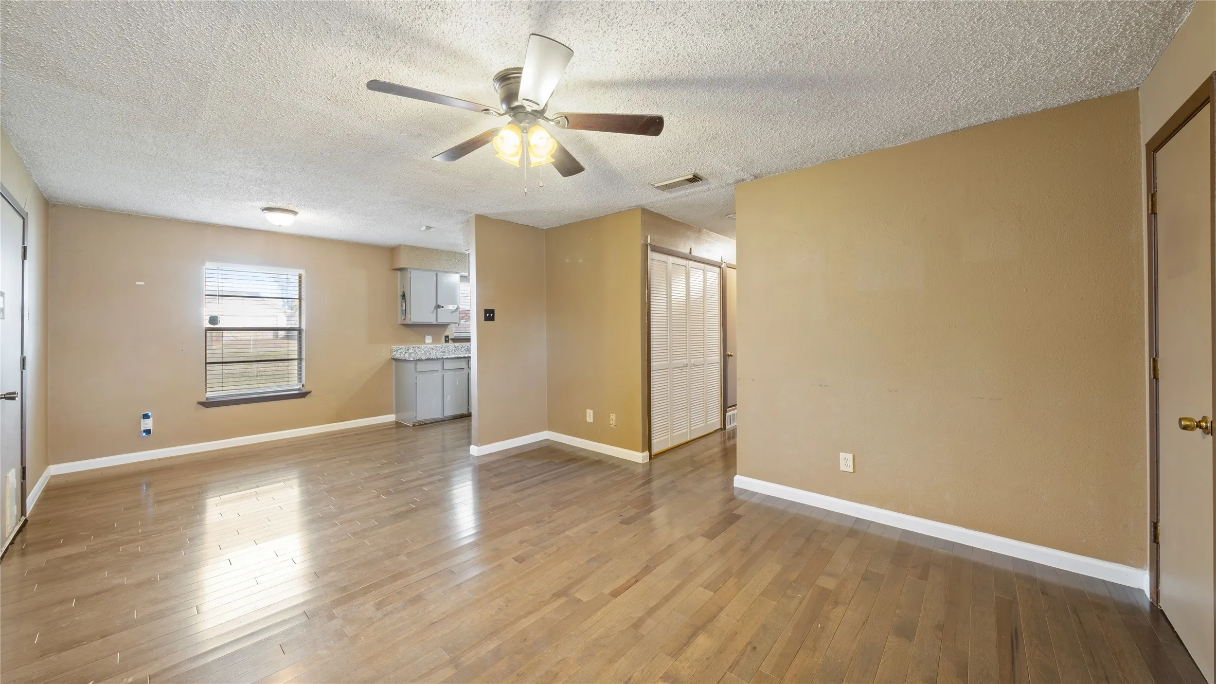 Single Family Residence For Sale in Dallas County , 710 Catherine Lane, Seagoville, Texas 75159, 3 Bedroom, 1 Bathroom, 1 Garage spaces, 945 Sqft, built in 1972, mls#21131811, Real Estate Agent in Seagoville, Homes For Sale in Dallas county, Homes For Sale in Seagoville, Realtor in Seagoville Texas, Real Estate Brokerage Independent Realty Texas, Luminita Cordes Realtor