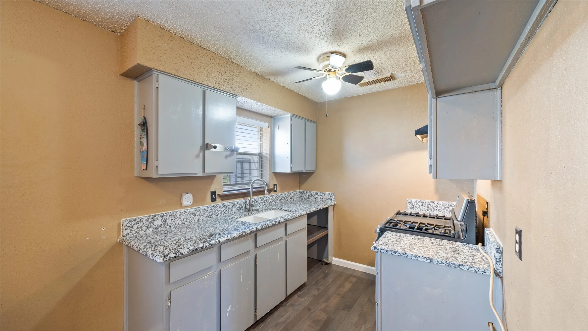 Single Family Residence For Sale in Dallas County , 710 Catherine Lane, Seagoville, Texas 75159, 3 Bedroom, 1 Bathroom, 1 Garage spaces, 945 Sqft, built in 1972, mls#21131811, Real Estate Agent in Seagoville, Homes For Sale in Dallas county, Homes For Sale in Seagoville, Realtor in Seagoville Texas, Real Estate Brokerage Independent Realty Texas, Luminita Cordes Realtor