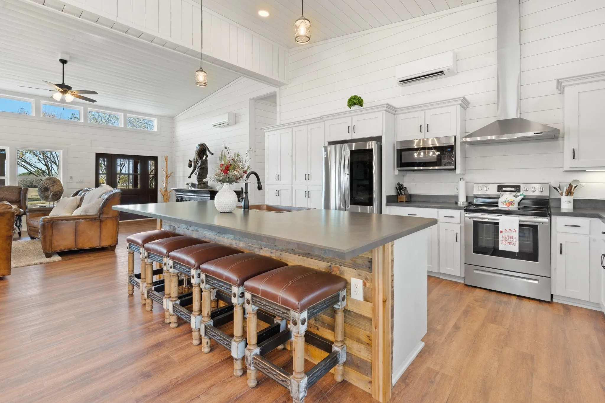 Farm For Sale in Johnson County , 1512 E Henderson Street, Cleburne, Texas 76031, 4 Bedroom, 4 Bathroom, Garage spaces, 2,736 Sqft, built in 2022, mls#21131864, Real Estate Agent in Cleburne, Homes For Sale in Johnson county, Homes For Sale in Cleburne, Realtor in Cleburne Texas, Real Estate Brokerage Independent Realty Texas, Luminita Cordes Realtor