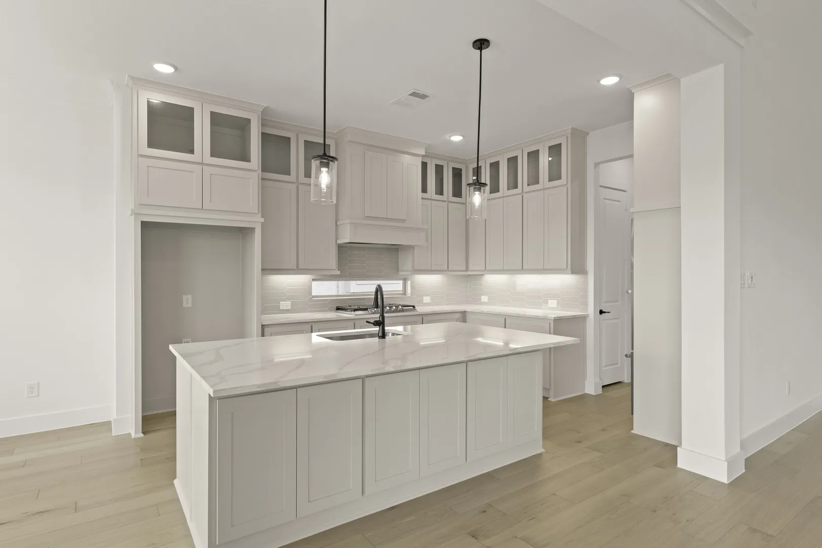 10. 2816 Shadybrook - Kitchen (2)