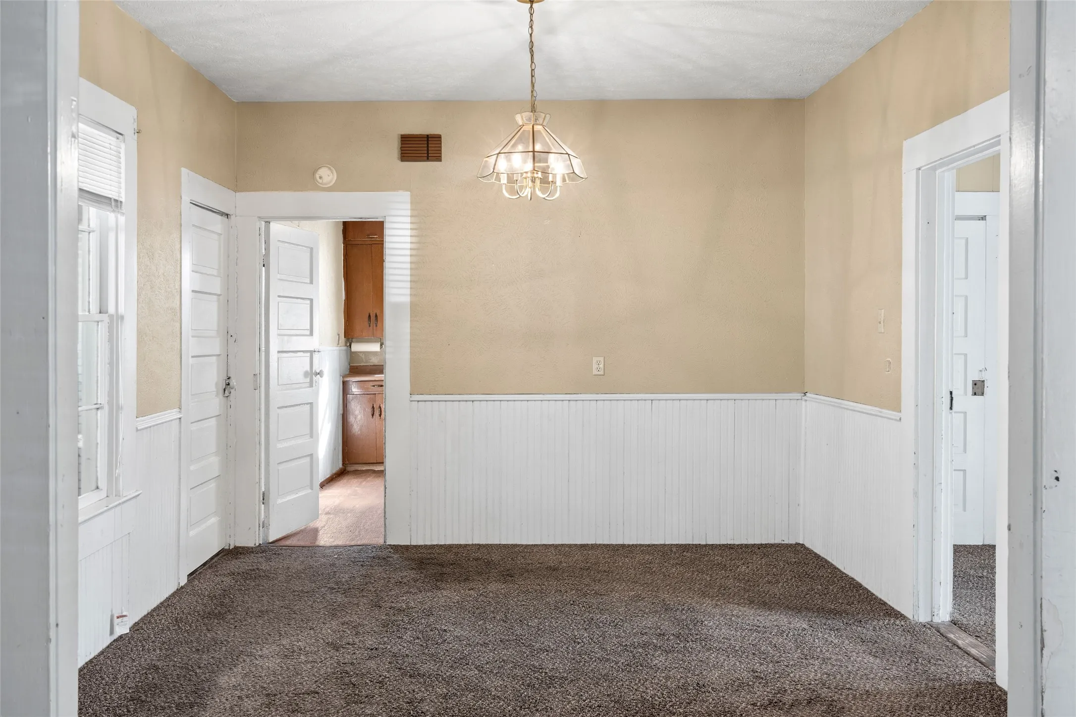 Single Family Residence For Sale in Dallas County , 5611 Alton Avenue, Dallas, Texas 75214, 2 Bedrooms, 1 Bathroom, Garage spaces, 1,180 Sqft, built in 1911, Price $220,000, mls#21132169, Real Estate Agent in Dallas, Homes For Sale in Dallas county, Homes For Sale in Dallas, Realtor in Dallas Texas, Real Estate Brokerage Independent Realty Texas, Luminita Cordes Realtor