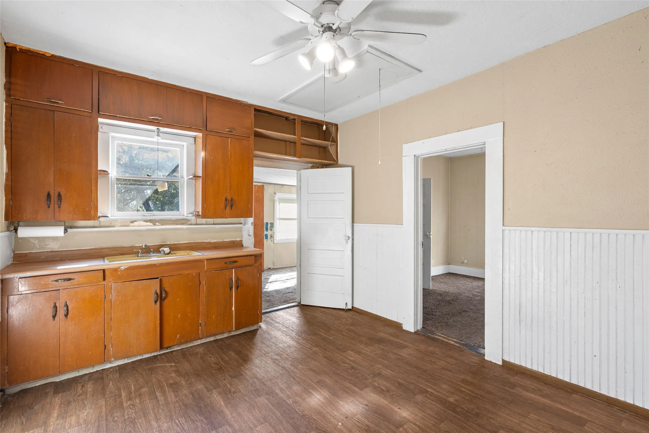 Single Family Residence For Sale in Dallas County , 5611 Alton Avenue, Dallas, Texas 75214, 2 Bedrooms, 1 Bathroom, Garage spaces, 1,180 Sqft, built in 1911, Price $220,000, mls#21132169, Real Estate Agent in Dallas, Homes For Sale in Dallas county, Homes For Sale in Dallas, Realtor in Dallas Texas, Real Estate Brokerage Independent Realty Texas, Luminita Cordes Realtor
