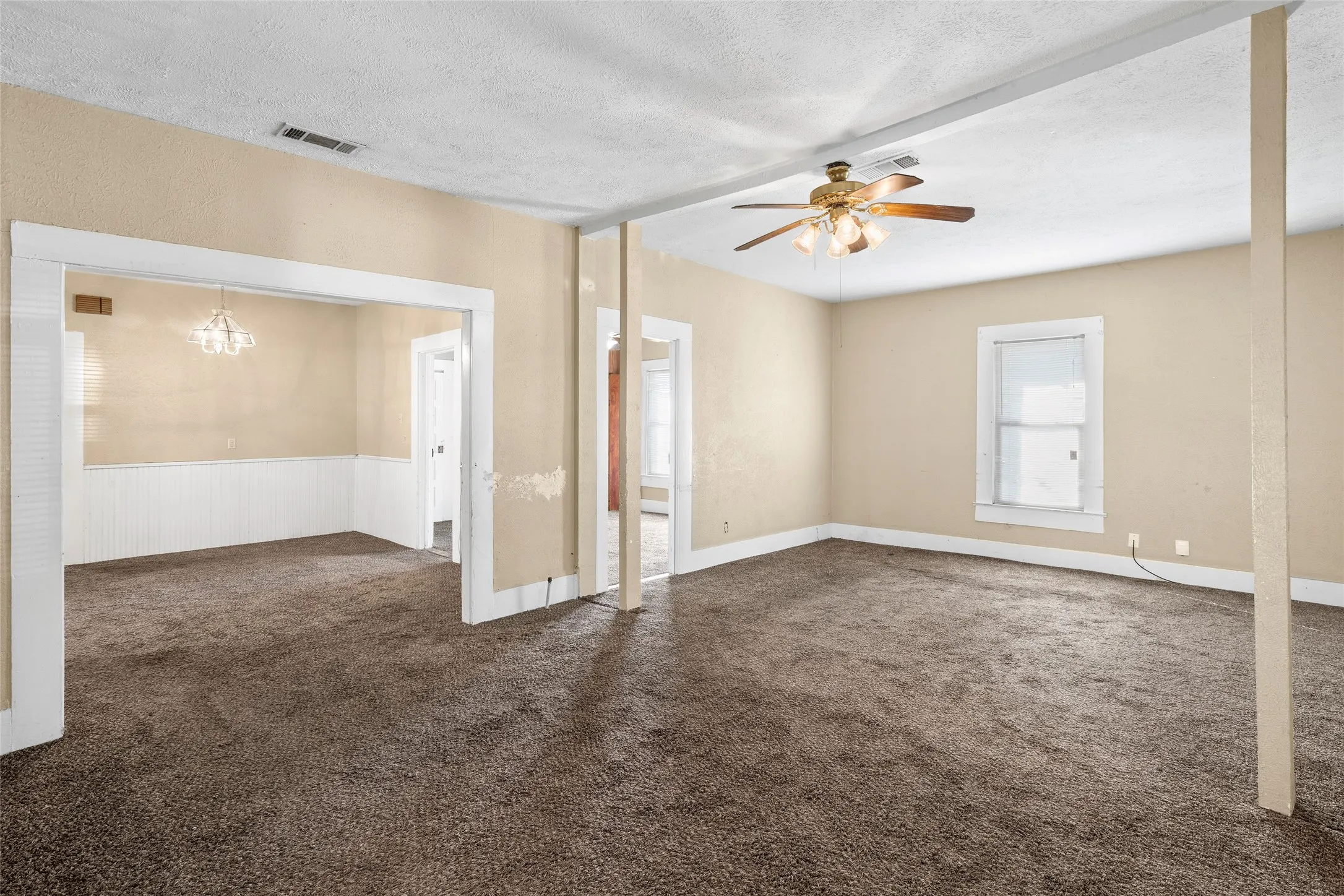 Single Family Residence For Sale in Dallas County , 5611 Alton Avenue, Dallas, Texas 75214, 2 Bedrooms, 1 Bathroom, Garage spaces, 1,180 Sqft, built in 1911, Price $220,000, mls#21132169, Real Estate Agent in Dallas, Homes For Sale in Dallas county, Homes For Sale in Dallas, Realtor in Dallas Texas, Real Estate Brokerage Independent Realty Texas, Luminita Cordes Realtor