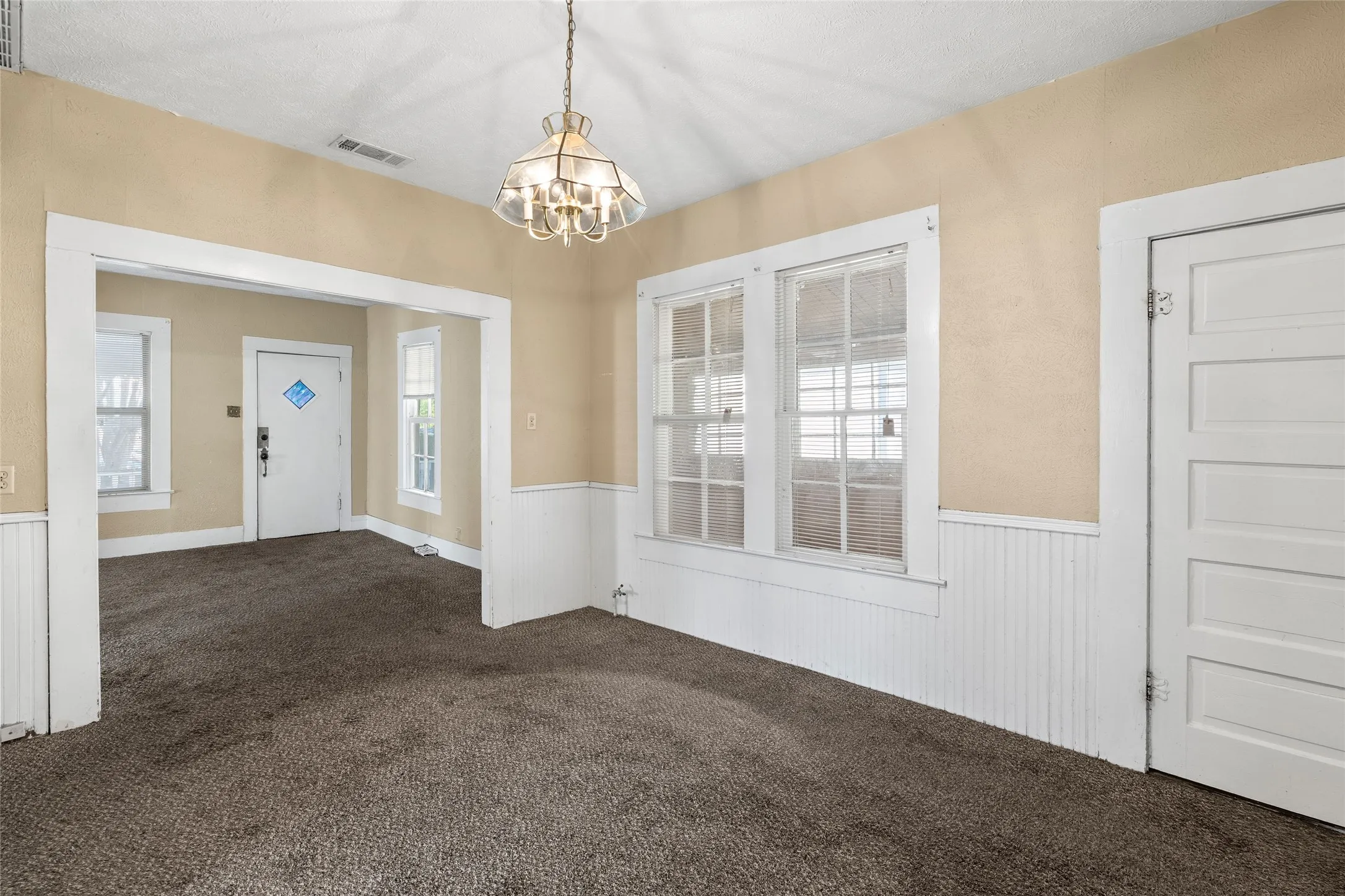 Single Family Residence For Sale in Dallas County , 5611 Alton Avenue, Dallas, Texas 75214, 2 Bedrooms, 1 Bathroom, Garage spaces, 1,180 Sqft, built in 1911, Price $220,000, mls#21132169, Real Estate Agent in Dallas, Homes For Sale in Dallas county, Homes For Sale in Dallas, Realtor in Dallas Texas, Real Estate Brokerage Independent Realty Texas, Luminita Cordes Realtor