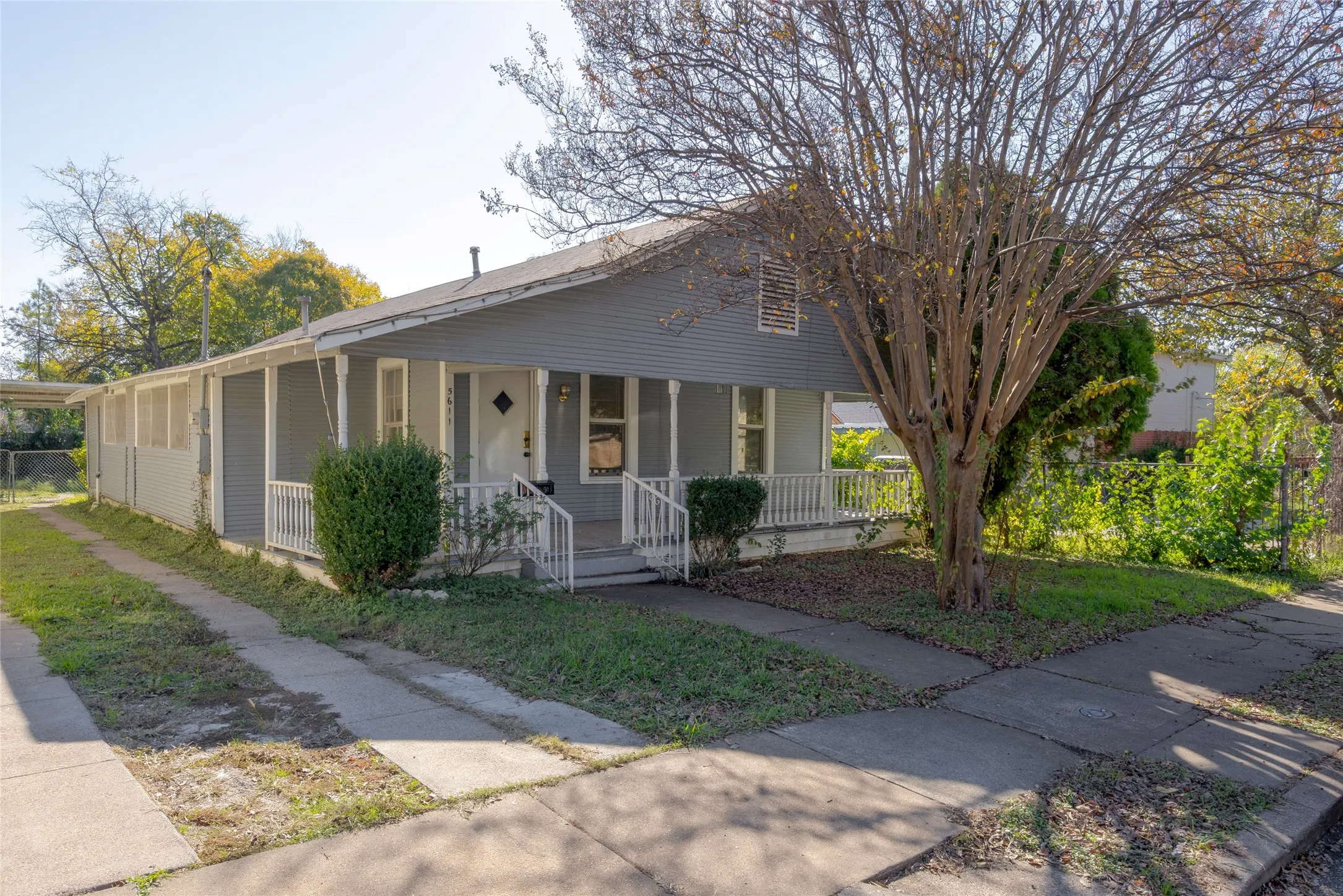 Single Family Residence For Sale in Dallas County , 5611 Alton Avenue, Dallas, Texas 75214, 2 Bedrooms, 1 Bathroom, Garage spaces, 1,180 Sqft, built in 1911, Price $220,000, mls#21132169, Real Estate Agent in Dallas, Homes For Sale in Dallas county, Homes For Sale in Dallas, Realtor in Dallas Texas, Real Estate Brokerage Independent Realty Texas, Luminita Cordes Realtor