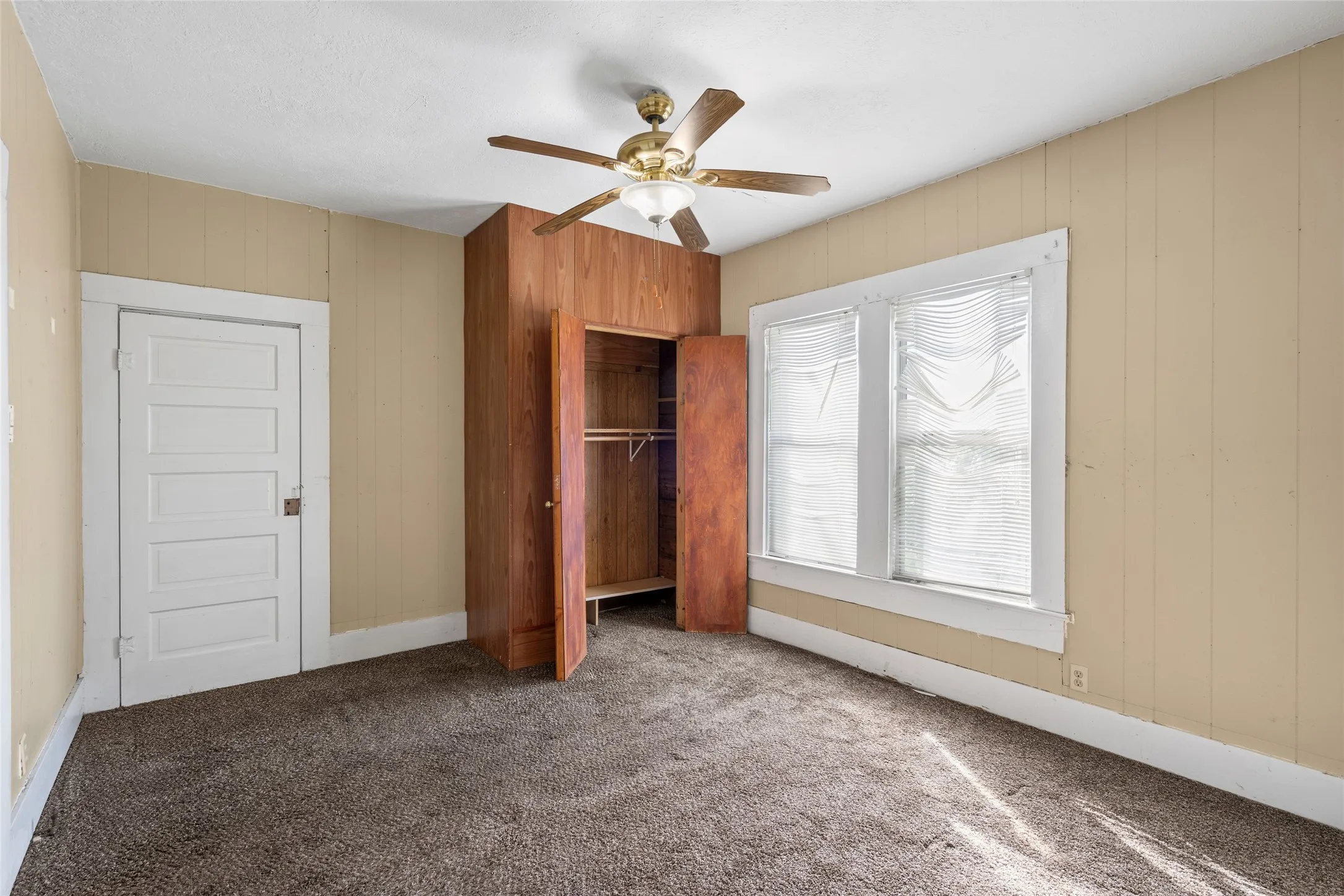 Single Family Residence For Sale in Dallas County , 5611 Alton Avenue, Dallas, Texas 75214, 2 Bedrooms, 1 Bathroom, Garage spaces, 1,180 Sqft, built in 1911, Price $220,000, mls#21132169, Real Estate Agent in Dallas, Homes For Sale in Dallas county, Homes For Sale in Dallas, Realtor in Dallas Texas, Real Estate Brokerage Independent Realty Texas, Luminita Cordes Realtor