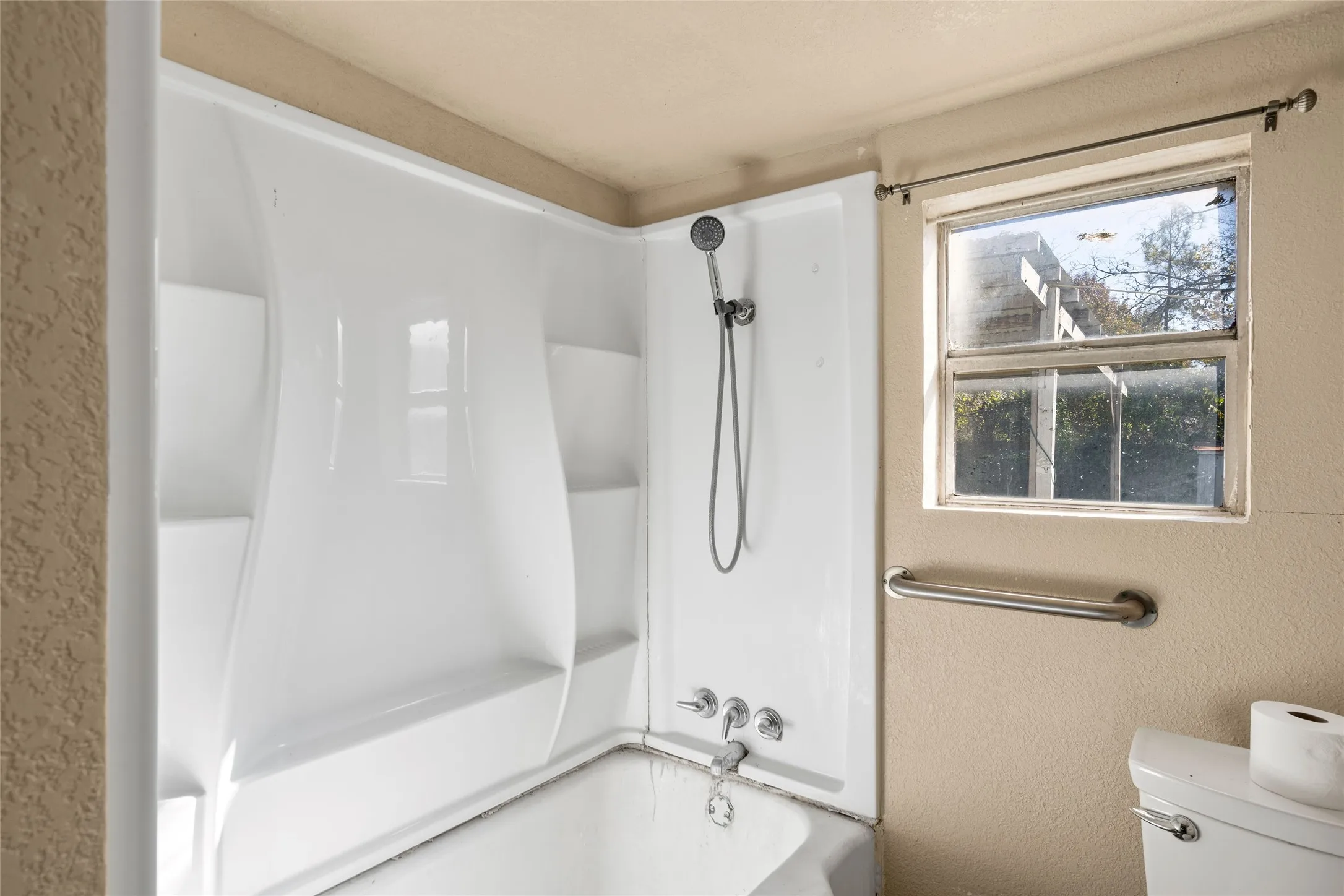 Single Family Residence For Sale in Dallas County , 5611 Alton Avenue, Dallas, Texas 75214, 2 Bedrooms, 1 Bathroom, Garage spaces, 1,180 Sqft, built in 1911, Price $220,000, mls#21132169, Real Estate Agent in Dallas, Homes For Sale in Dallas county, Homes For Sale in Dallas, Realtor in Dallas Texas, Real Estate Brokerage Independent Realty Texas, Luminita Cordes Realtor