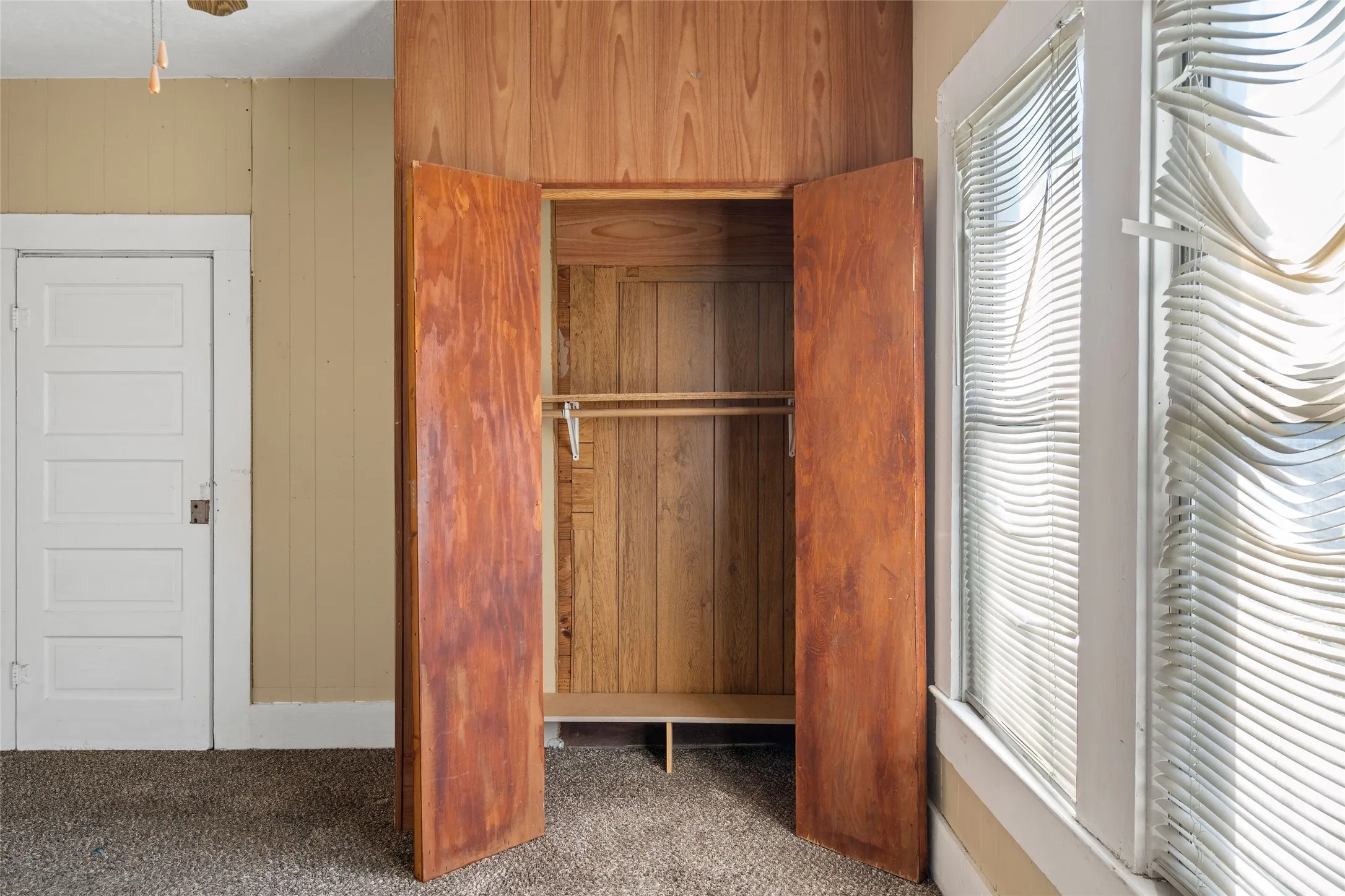 Single Family Residence For Sale in Dallas County , 5611 Alton Avenue, Dallas, Texas 75214, 2 Bedrooms, 1 Bathroom, Garage spaces, 1,180 Sqft, built in 1911, Price $220,000, mls#21132169, Real Estate Agent in Dallas, Homes For Sale in Dallas county, Homes For Sale in Dallas, Realtor in Dallas Texas, Real Estate Brokerage Independent Realty Texas, Luminita Cordes Realtor