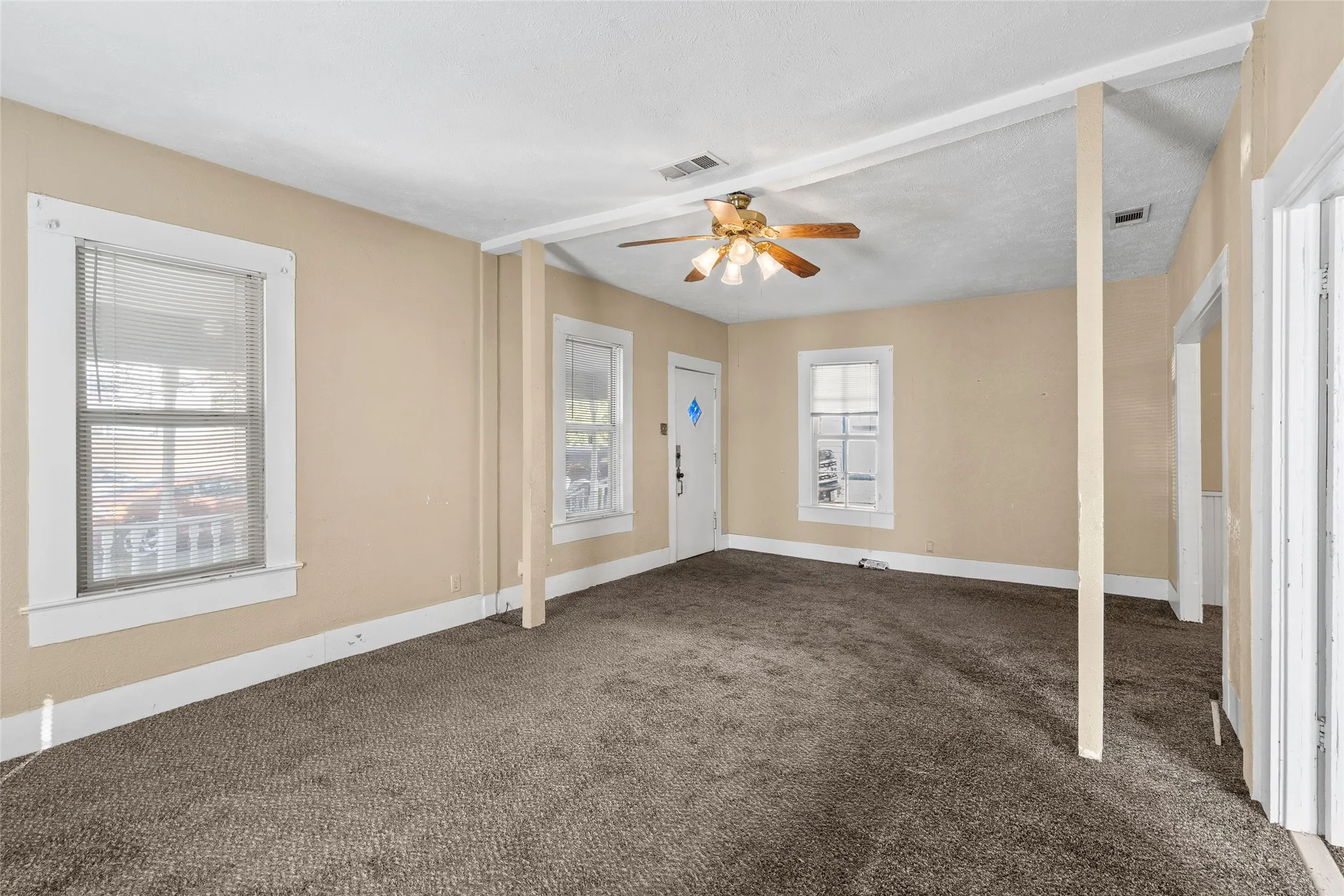 Single Family Residence For Sale in Dallas County , 5611 Alton Avenue, Dallas, Texas 75214, 2 Bedrooms, 1 Bathroom, Garage spaces, 1,180 Sqft, built in 1911, Price $220,000, mls#21132169, Real Estate Agent in Dallas, Homes For Sale in Dallas county, Homes For Sale in Dallas, Realtor in Dallas Texas, Real Estate Brokerage Independent Realty Texas, Luminita Cordes Realtor