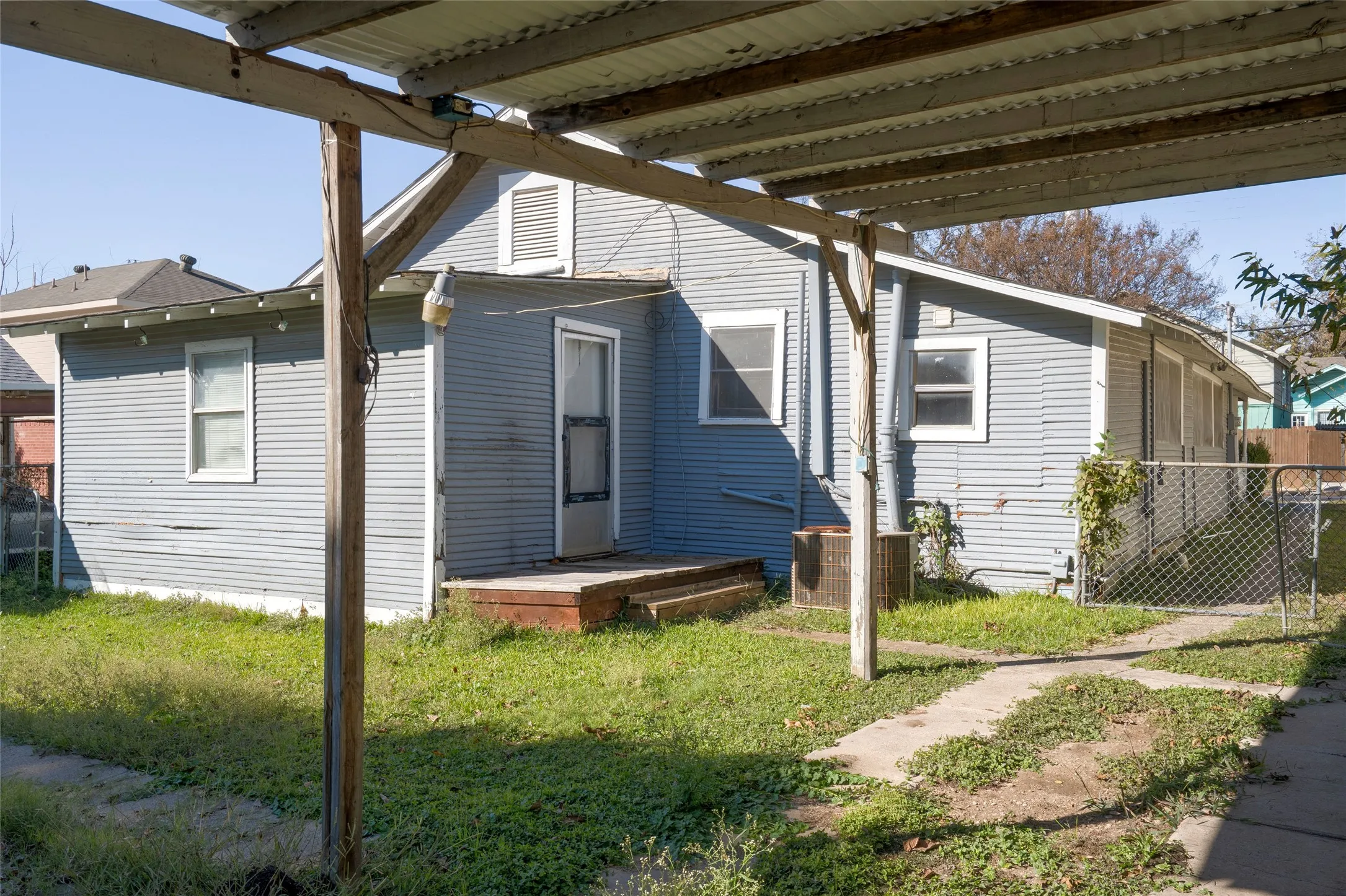 Single Family Residence For Sale in Dallas County , 5611 Alton Avenue, Dallas, Texas 75214, 2 Bedrooms, 1 Bathroom, Garage spaces, 1,180 Sqft, built in 1911, Price $220,000, mls#21132169, Real Estate Agent in Dallas, Homes For Sale in Dallas county, Homes For Sale in Dallas, Realtor in Dallas Texas, Real Estate Brokerage Independent Realty Texas, Luminita Cordes Realtor